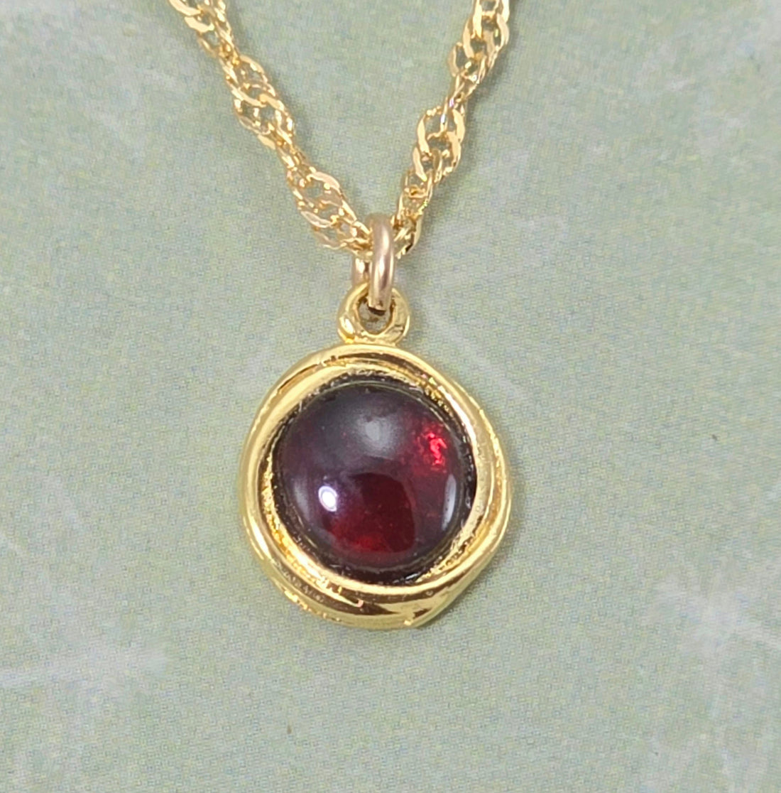 שרשרת אבן גארנט קטנה מזהב 14 קראט