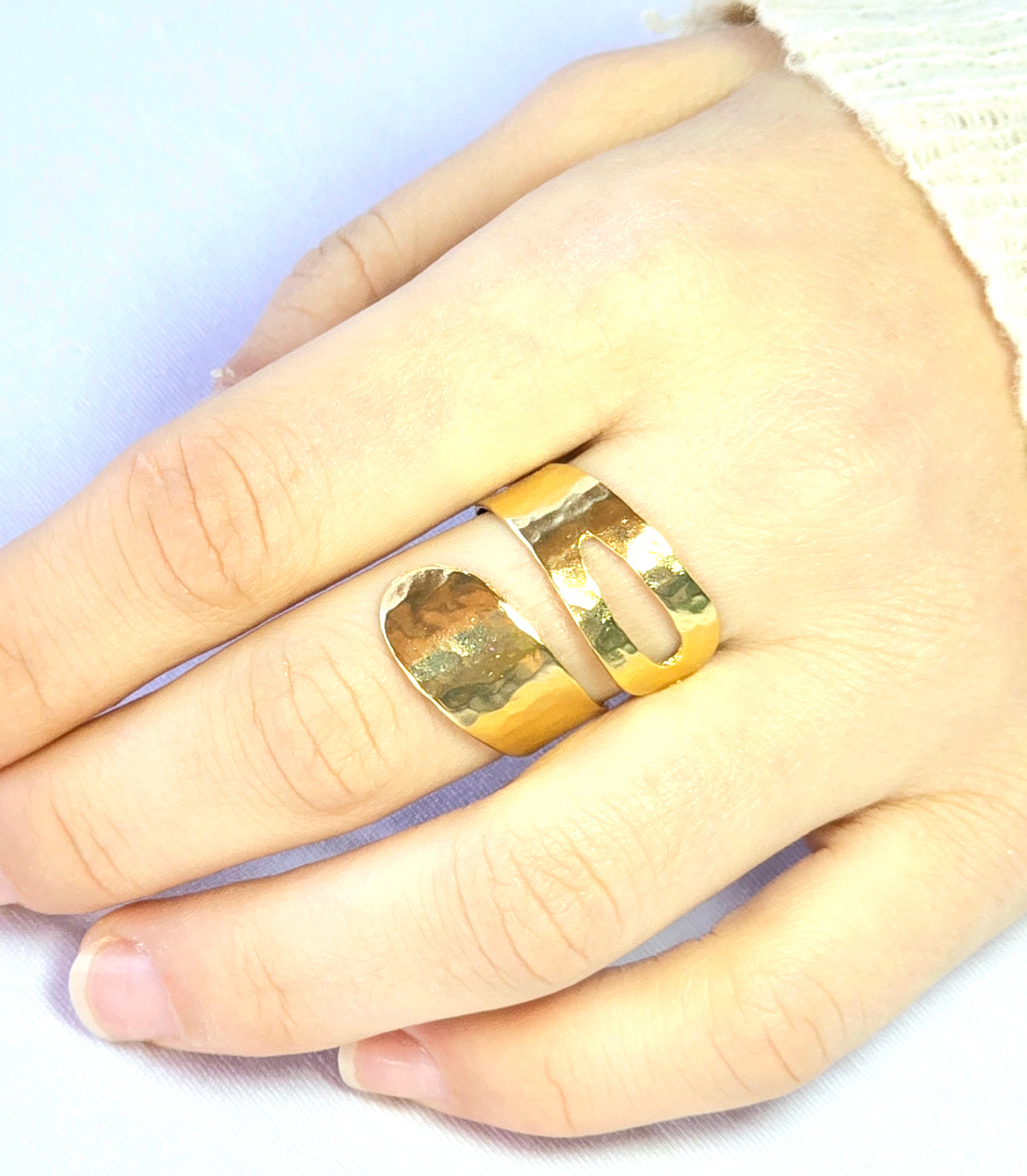 טבעת רחבה פתוחה זהב מתאימה לרוב המידות (Copy)