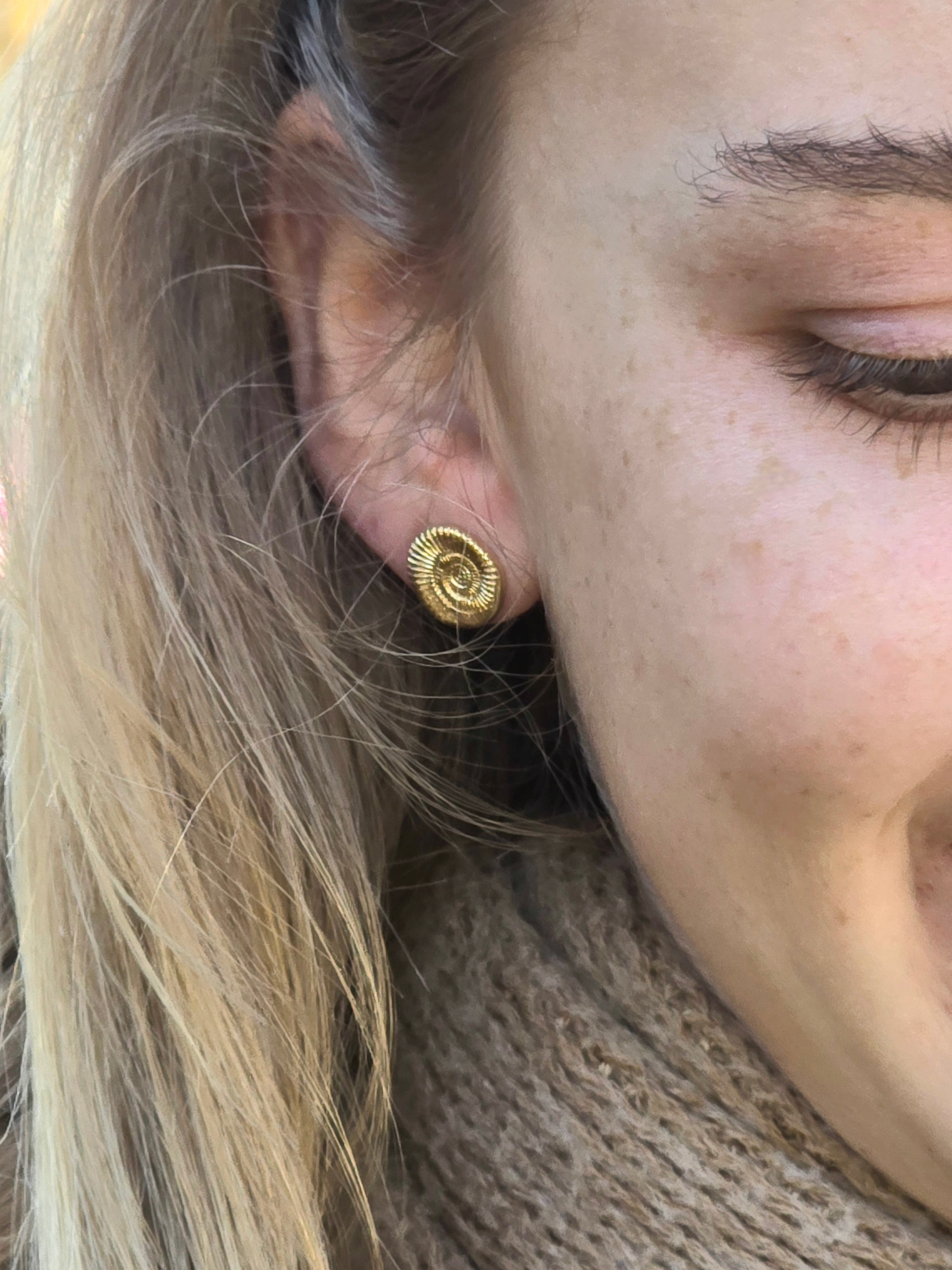 עגילים צמודים שבלול אמונייט מזהב 14 קראט