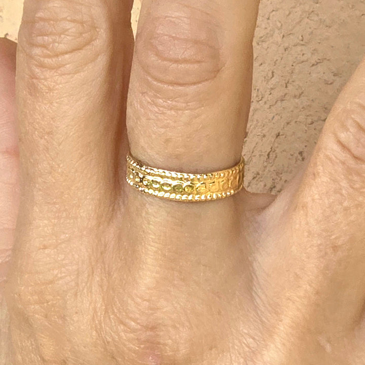 טבעת רחבה מנוקדת ציפוי זהב