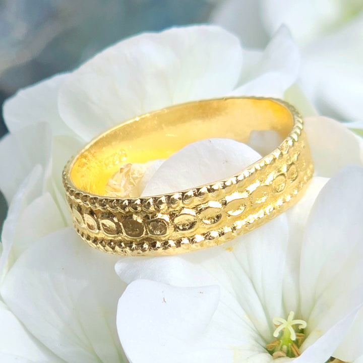 טבעת רחבה מנוקדת ציפוי זהב