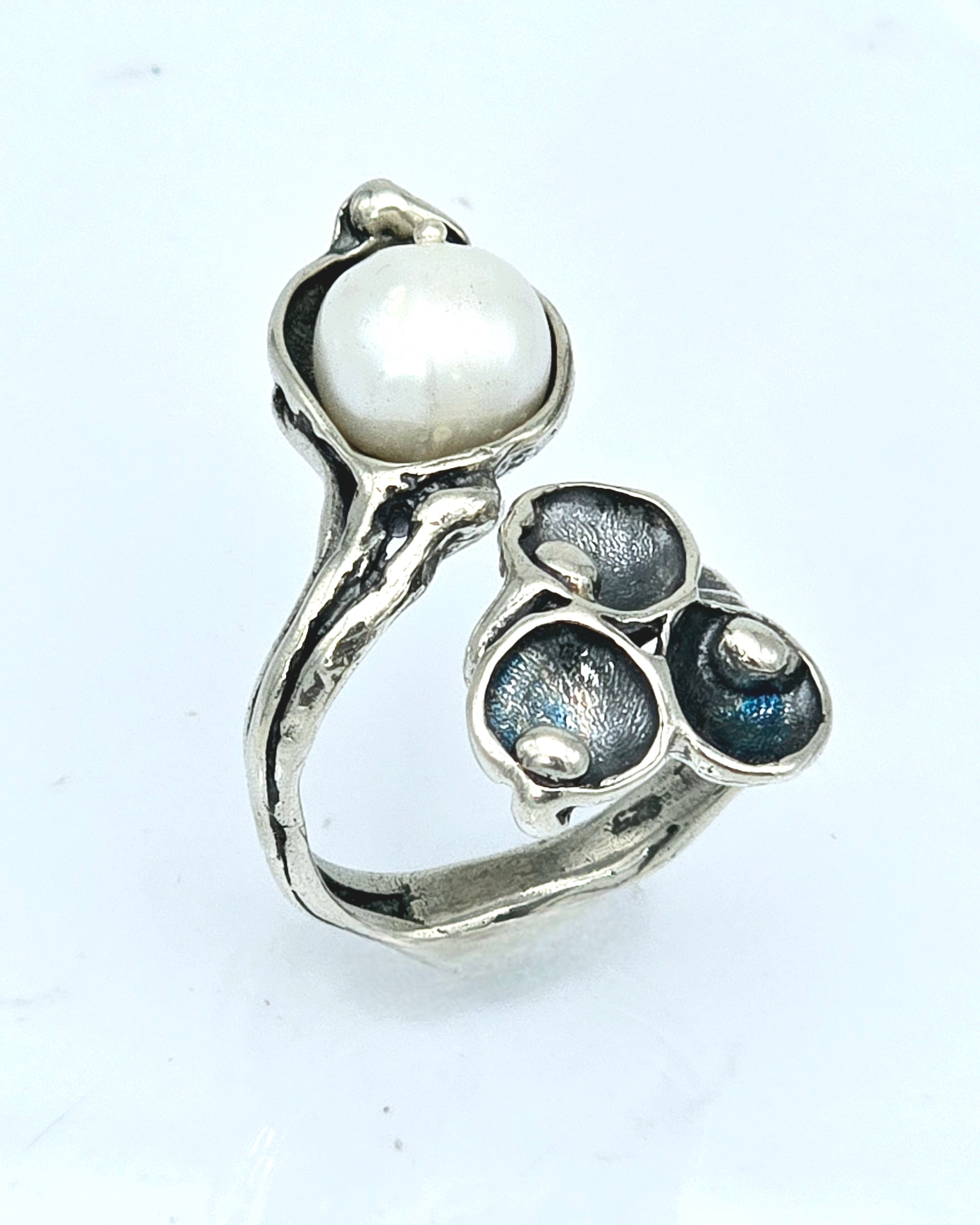 טבעת כסף גדולה פתוחה עם פנינה בעבודת יד