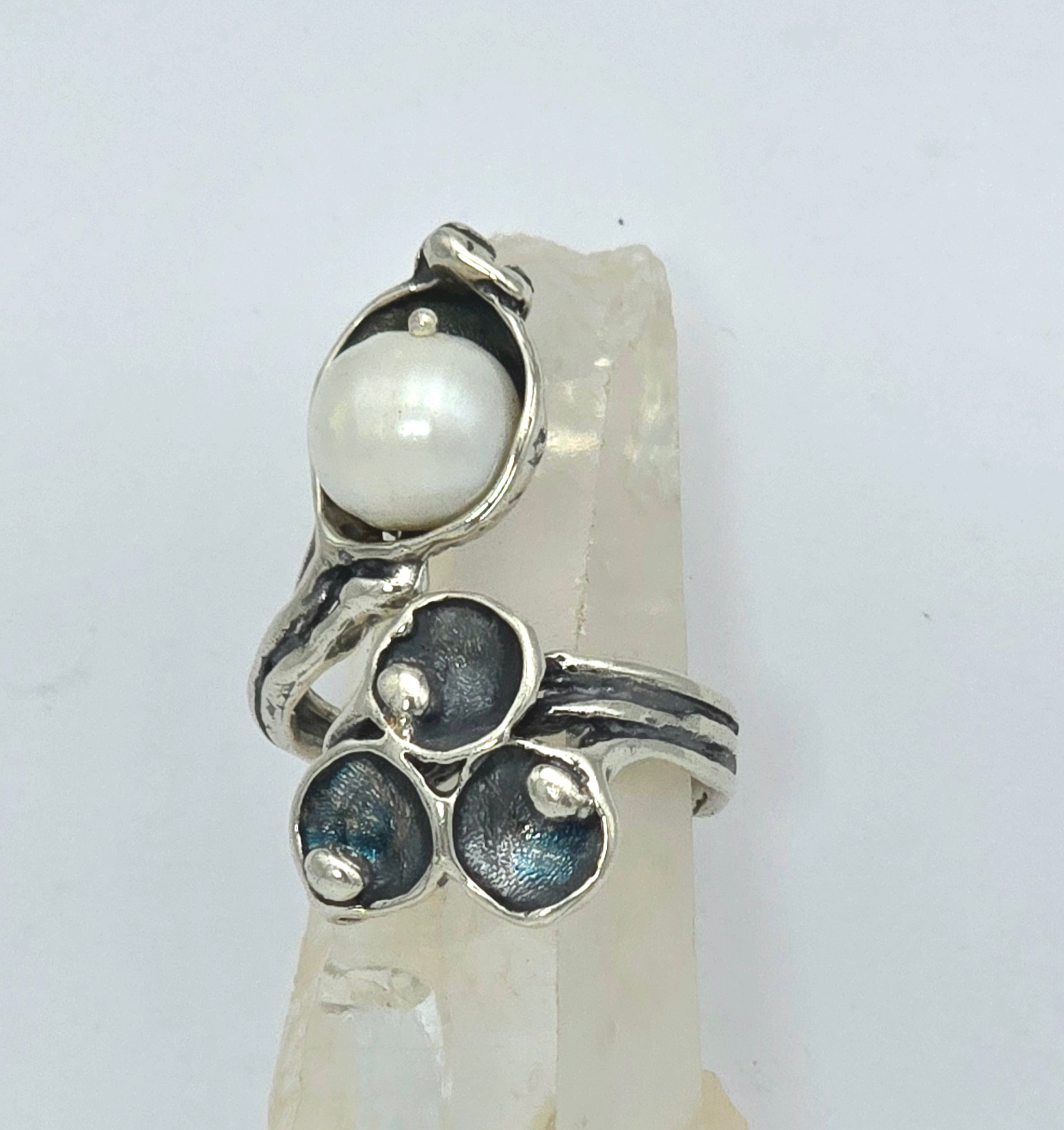 טבעת כסף גדולה פתוחה עם פנינה בעבודת יד