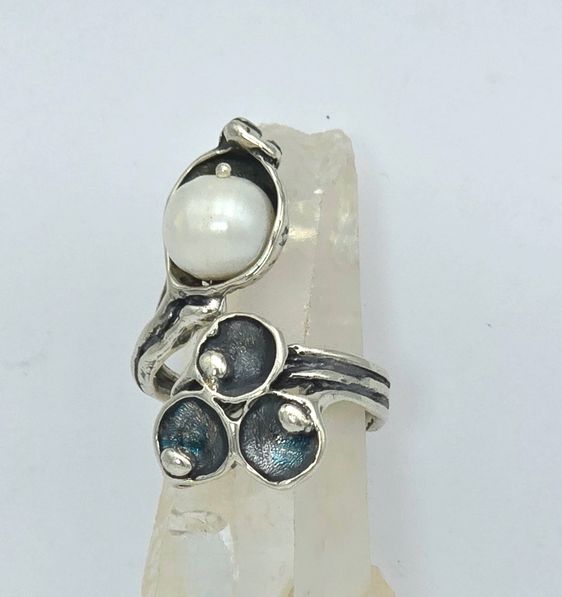 טבעת כסף גדולה פתוחה עם פנינה בעבודת יד