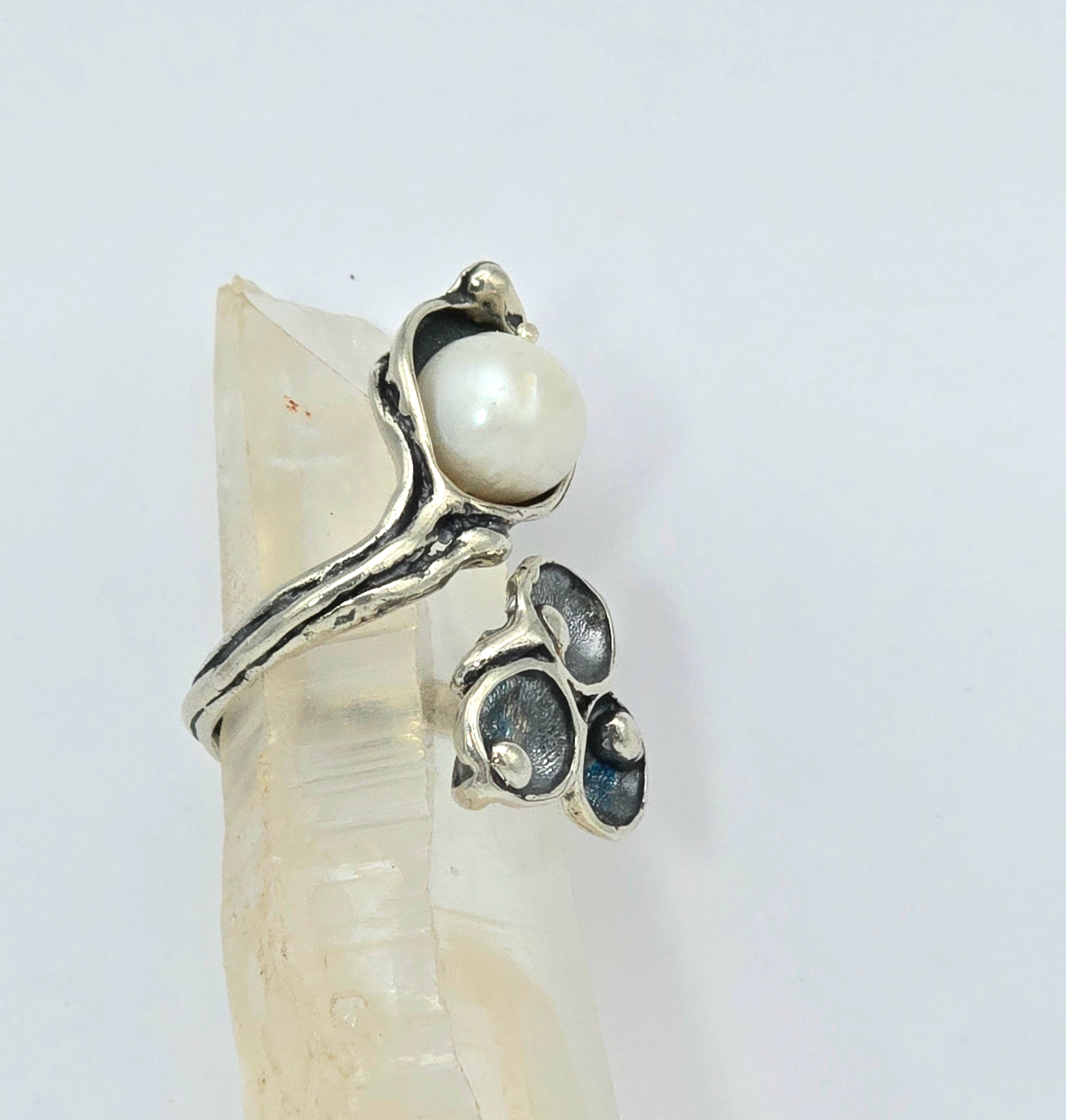 טבעת כסף גדולה פתוחה עם פנינה בעבודת יד