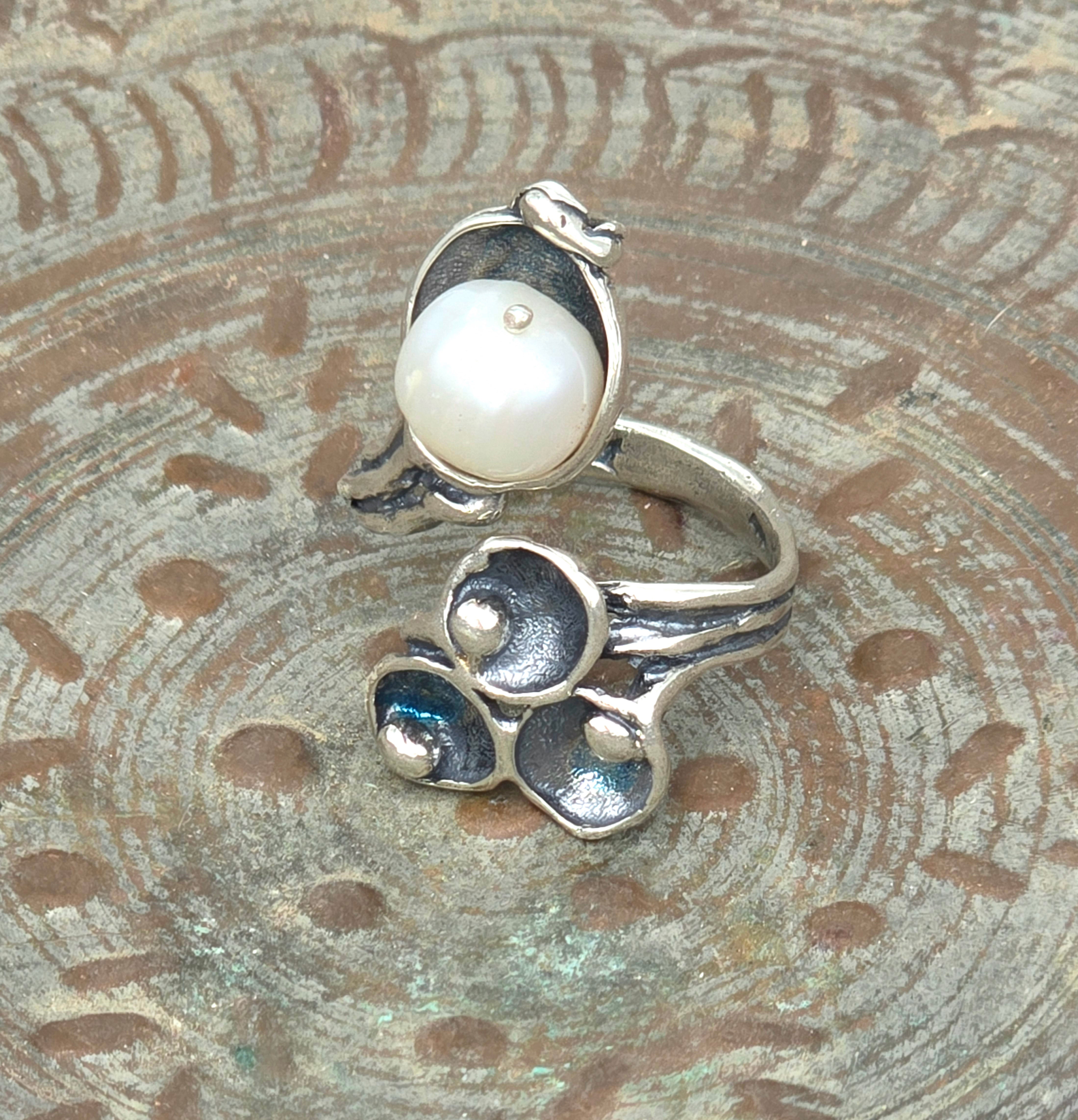 טבעת כסף גדולה פתוחה עם פנינה בעבודת יד