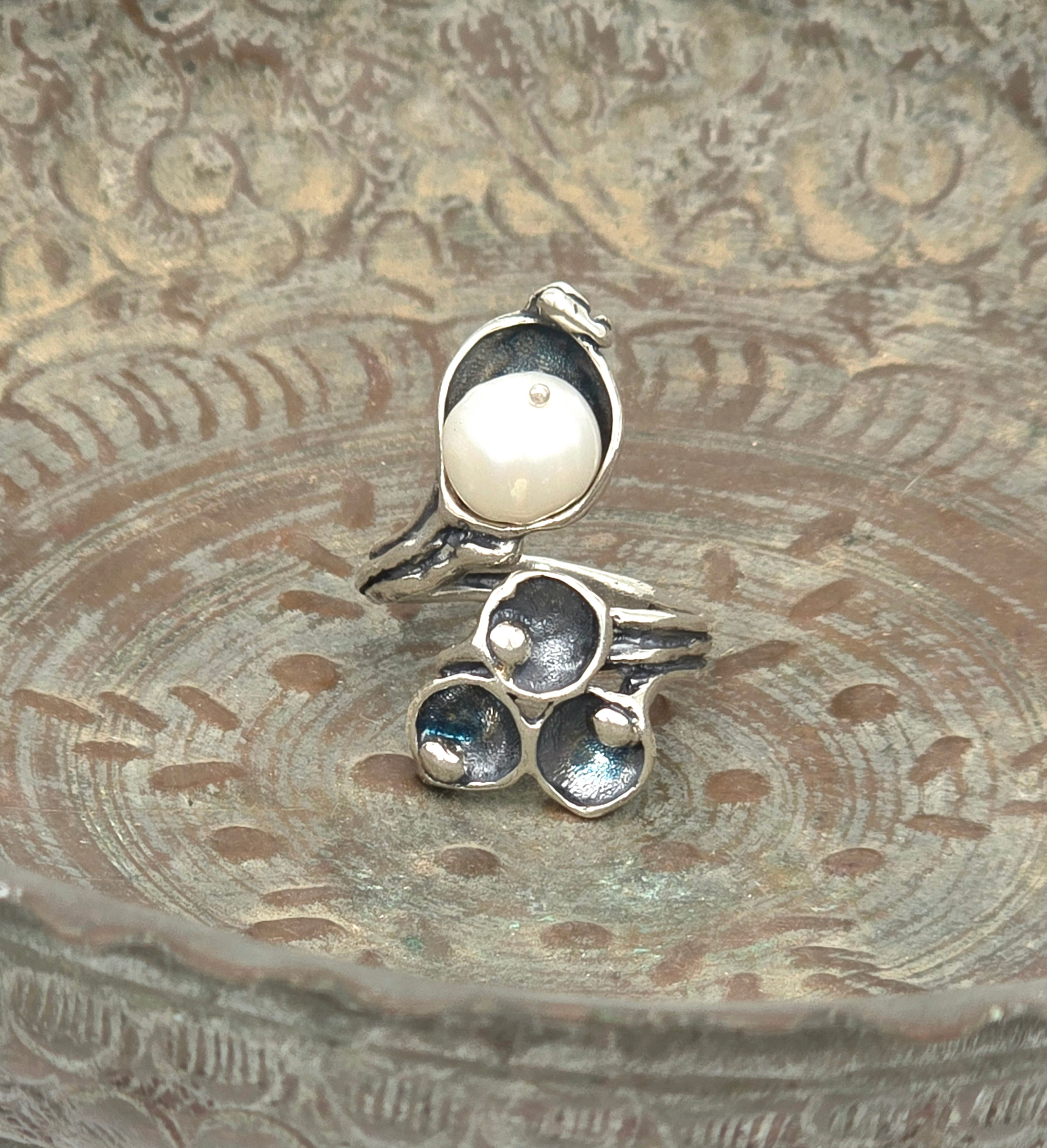 טבעת כסף גדולה פתוחה עם פנינה בעבודת יד