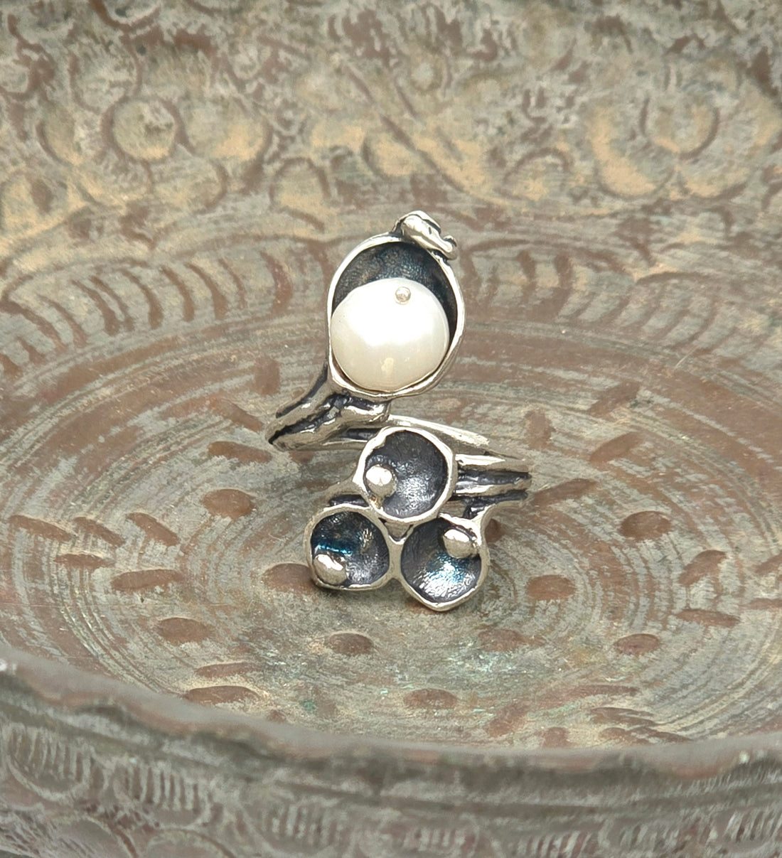 טבעת כסף גדולה פתוחה עם פנינה בעבודת יד