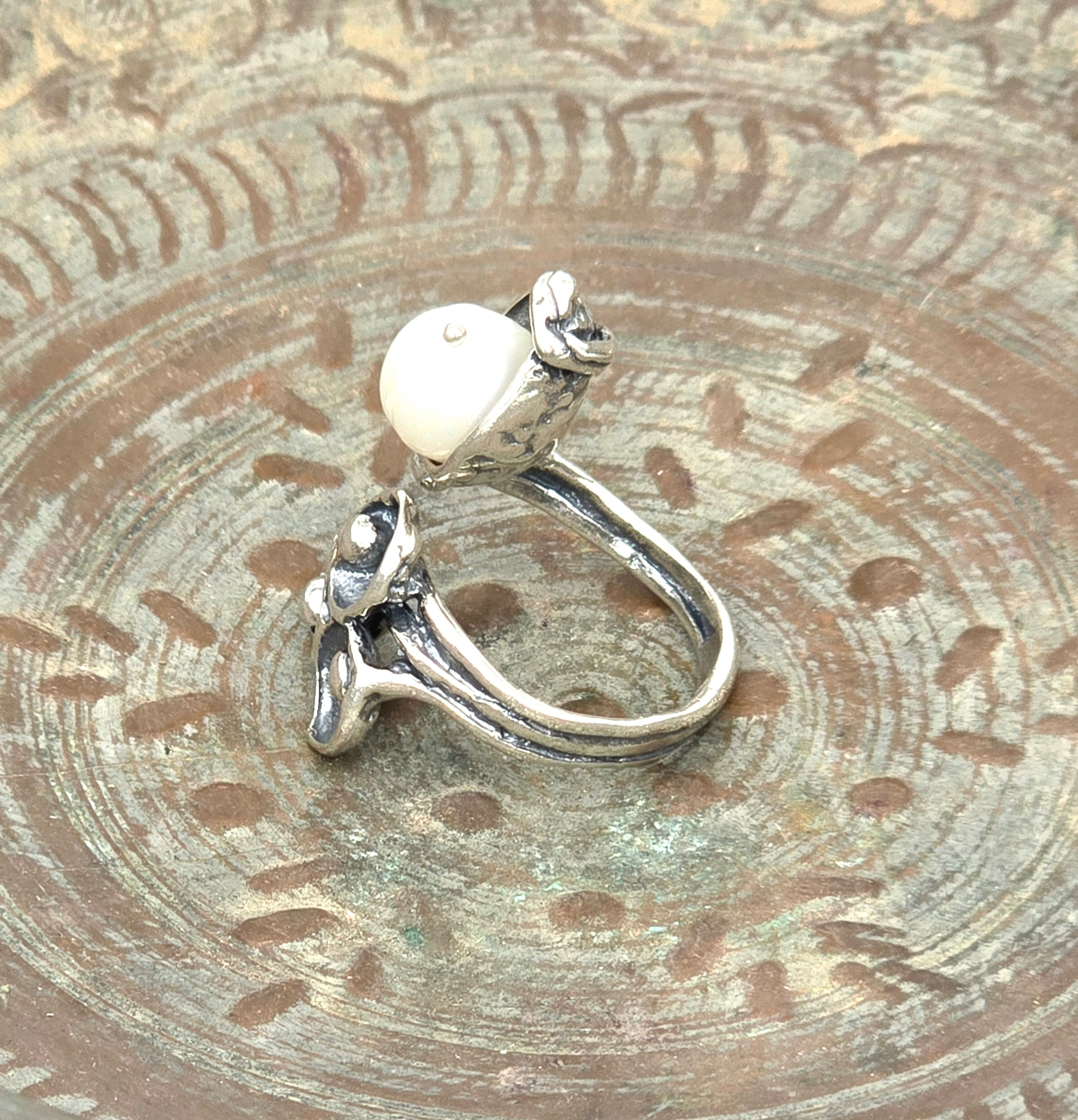 טבעת כסף גדולה פתוחה עם פנינה בעבודת יד