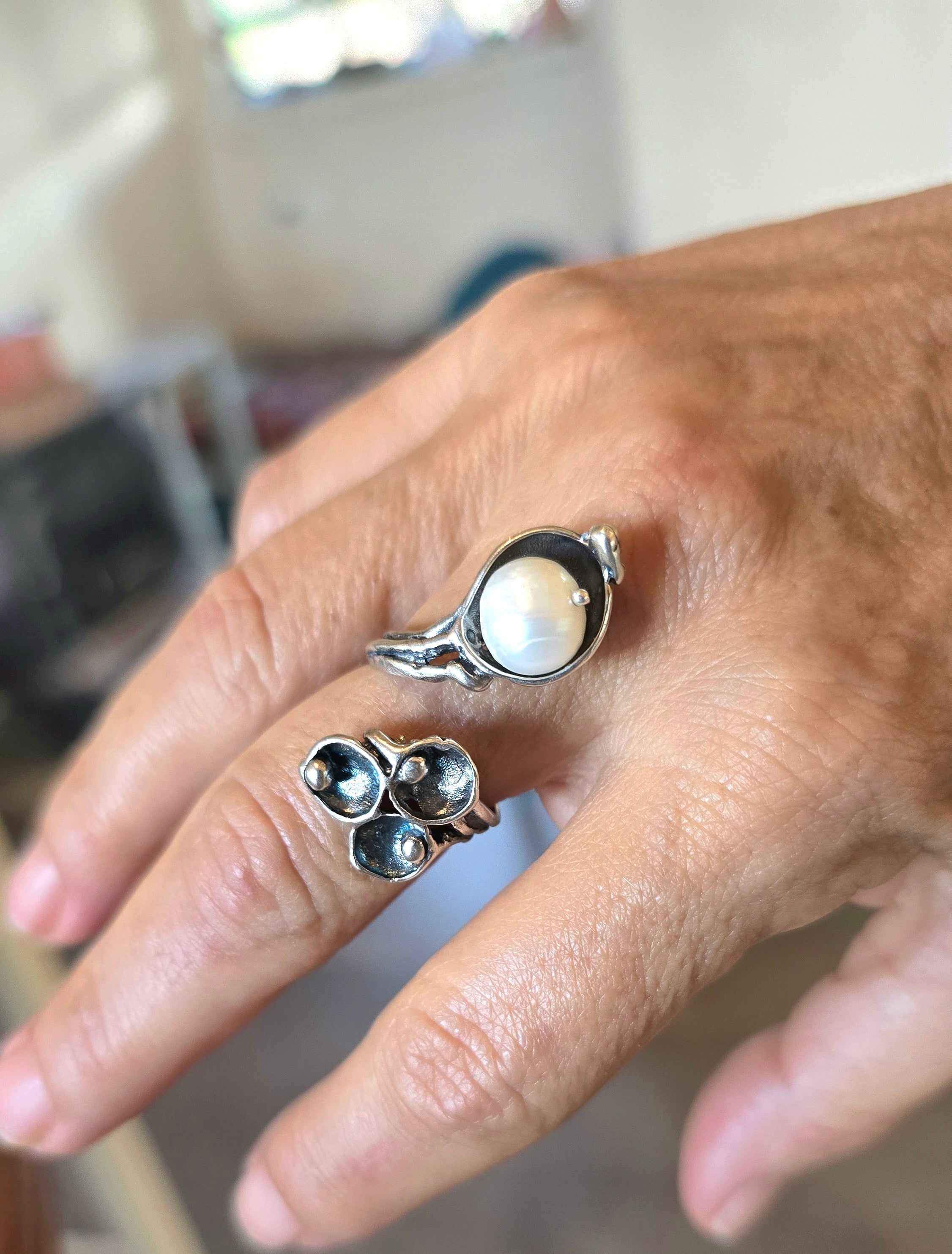 טבעת כסף גדולה פתוחה עם פנינה בעבודת יד