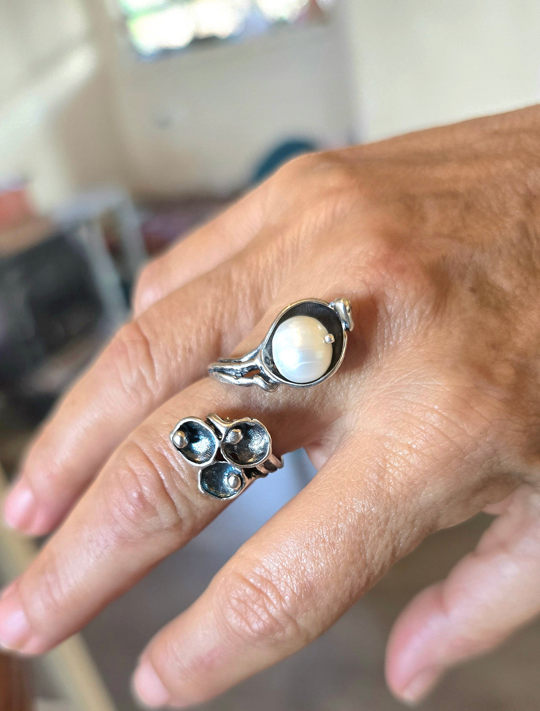 טבעת כסף גדולה פתוחה עם פנינה בעבודת יד