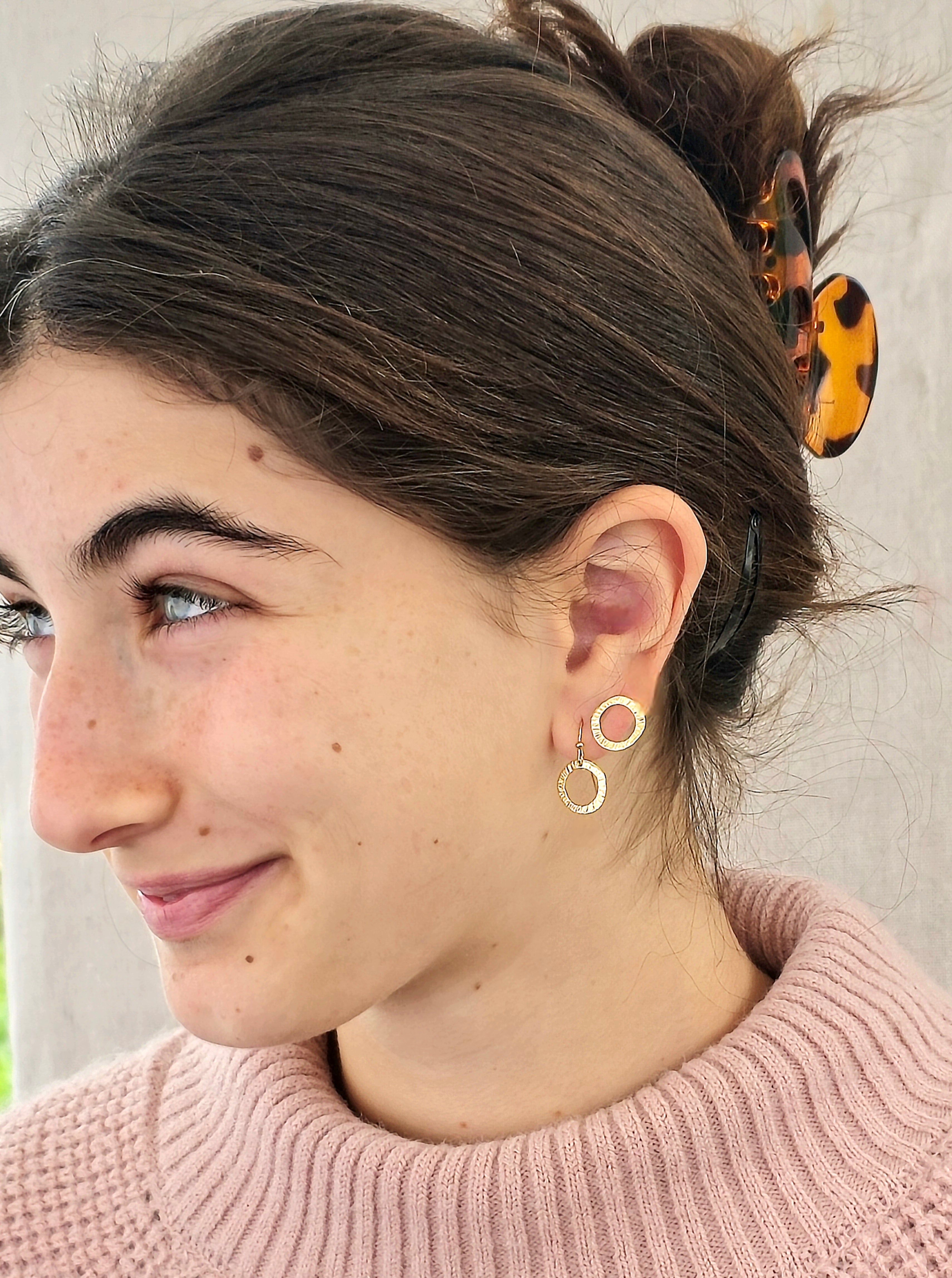 עגילי עיגול קטן מרוקע פתוח תלויים מזהב 14 קראט עבודת-יד