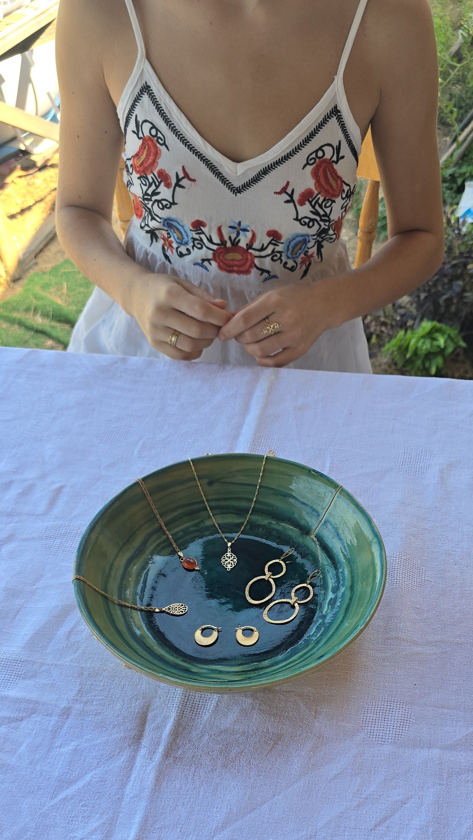 עגילים ארוכים שני חישוקים מחוברים מרוקעים ציפוי זהב