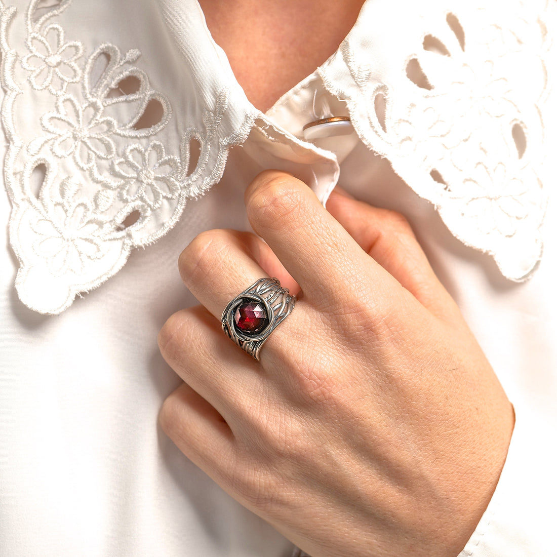 טבעת כסף 925 רחבה משובצת גארנט