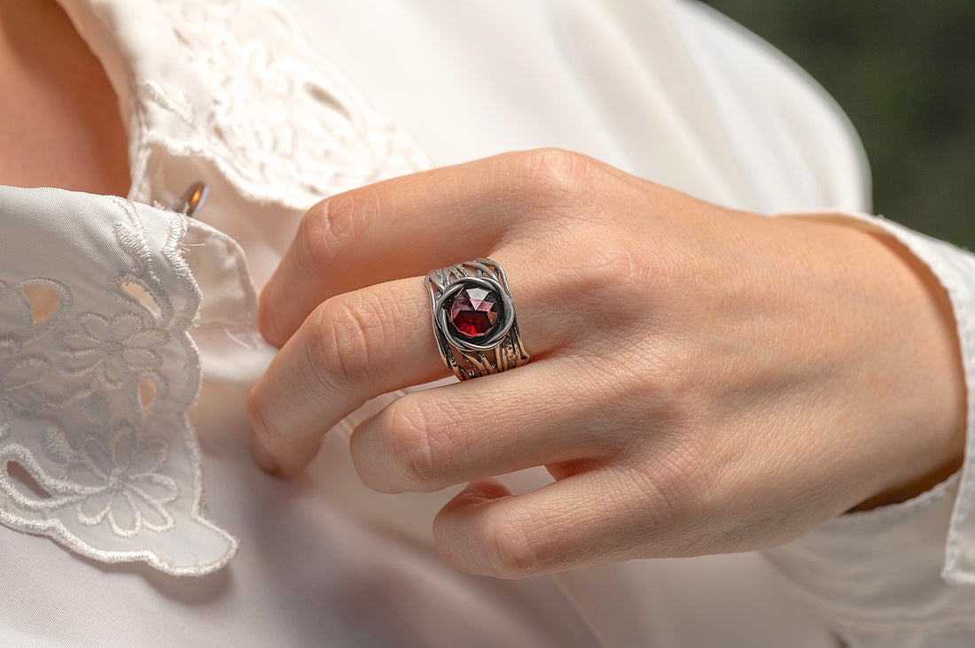 טבעת כסף 925 רחבה משובצת גארנט