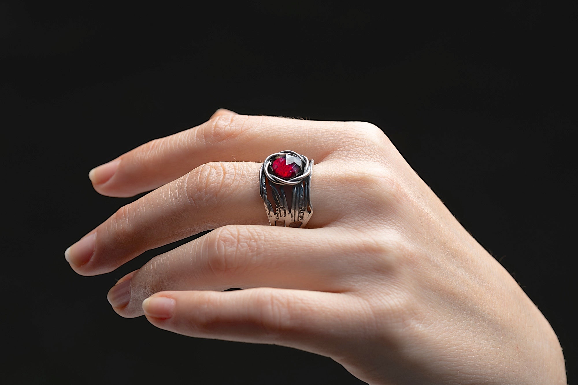 טבעת כסף 925 רחבה משובצת גארנט