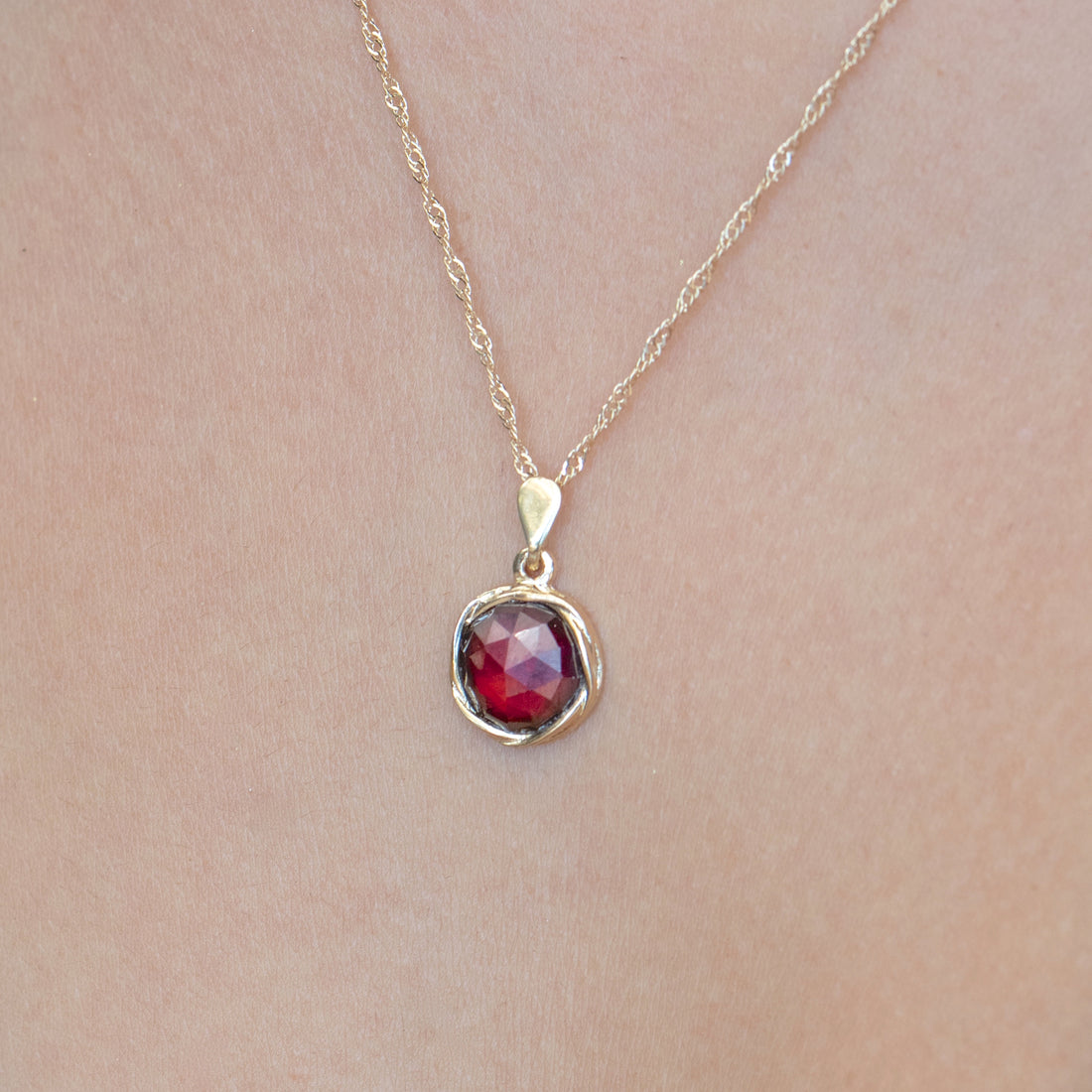 שרשרת תליון מצופה זהב משובץ גארנט