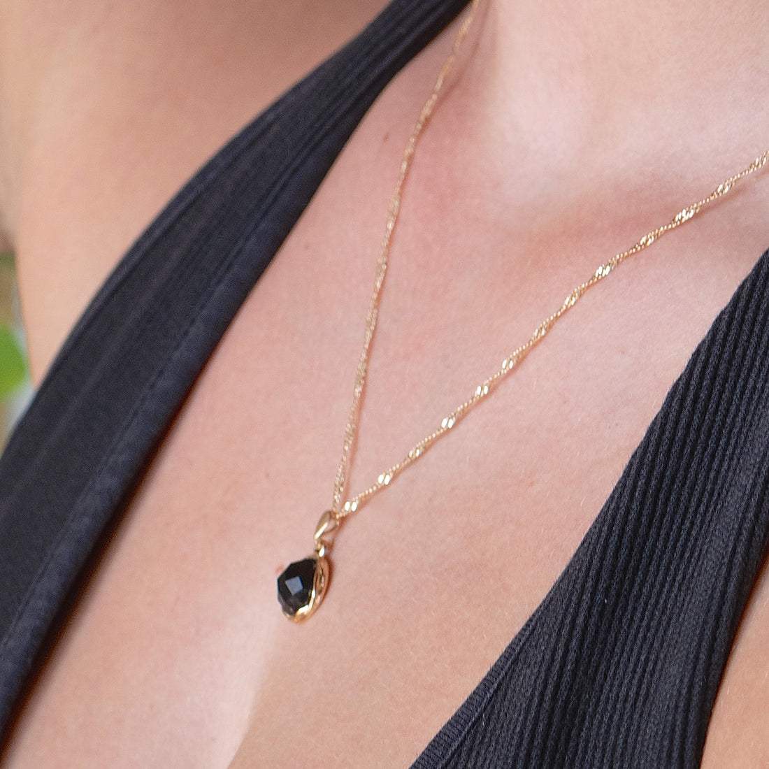 שרשרת תליון מצופה זהב משובץ אוניקס