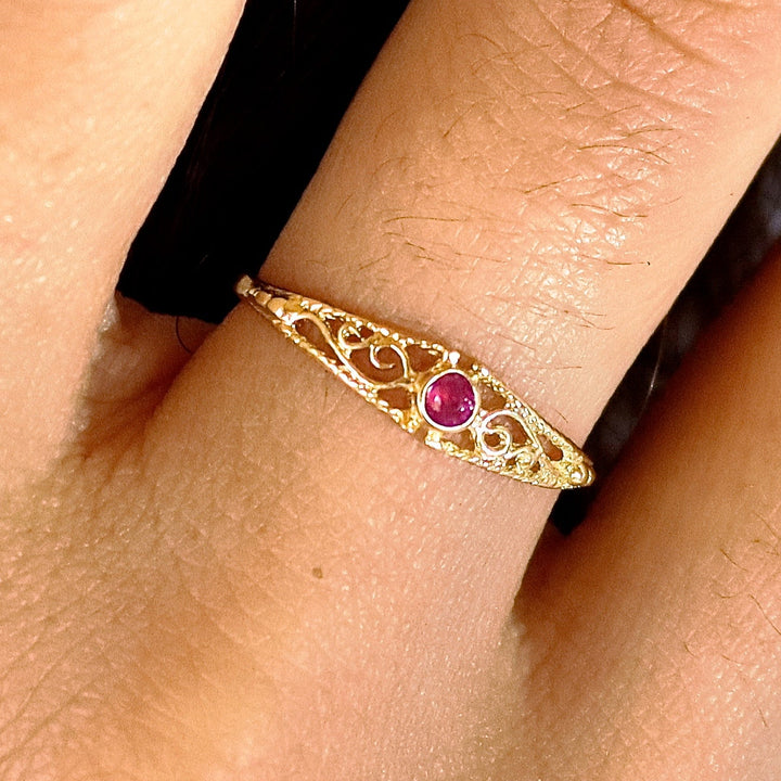 טבעת זהב 14 קראט פיליגרן דקה משובצת רובי