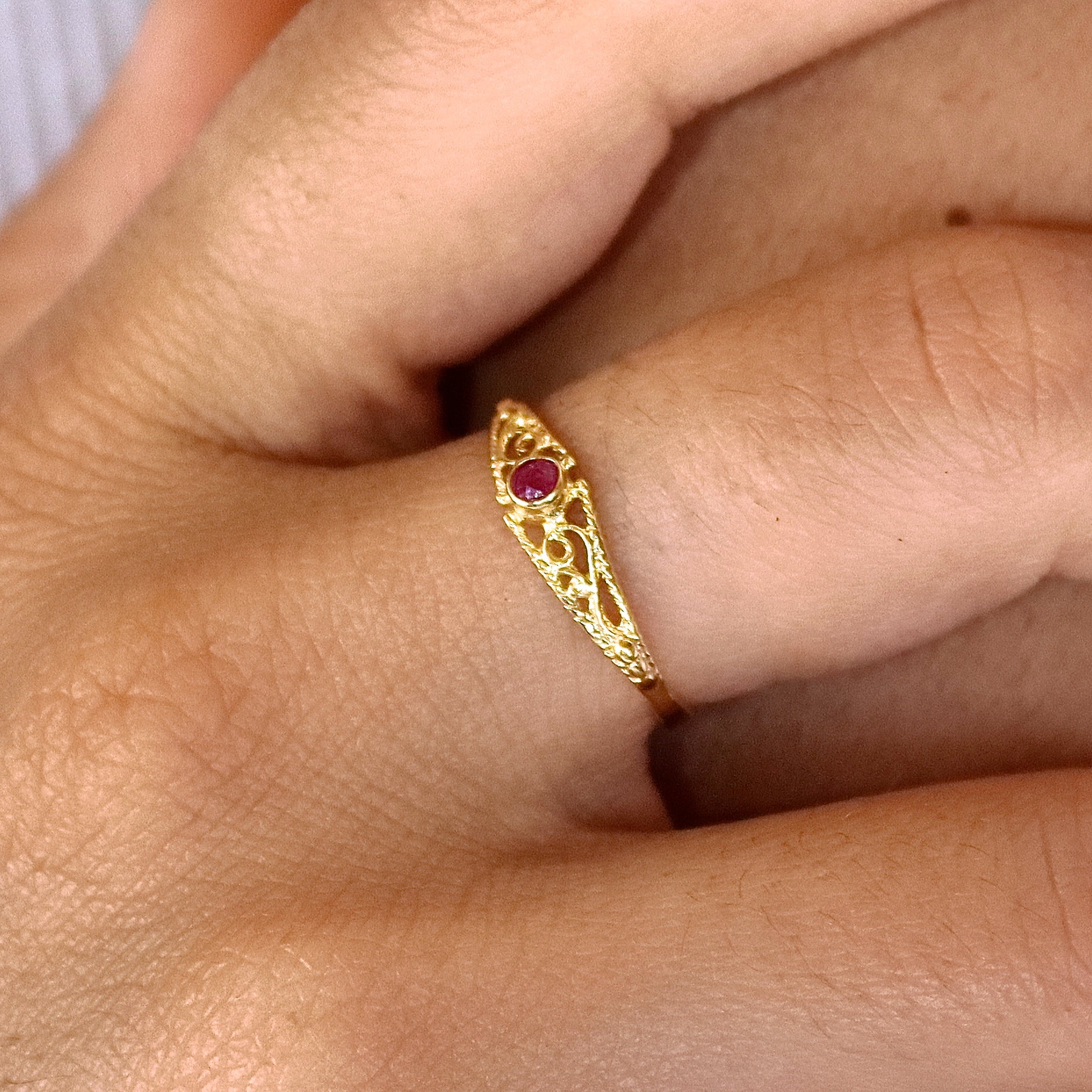 טבעת זהב 14 קראט פיליגרן דקה משובצת רובי