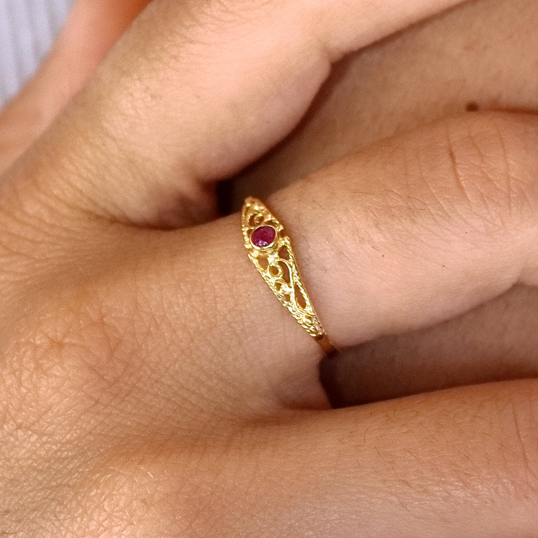 טבעת זהב 14 קראט פיליגרן דקה משובצת רובי