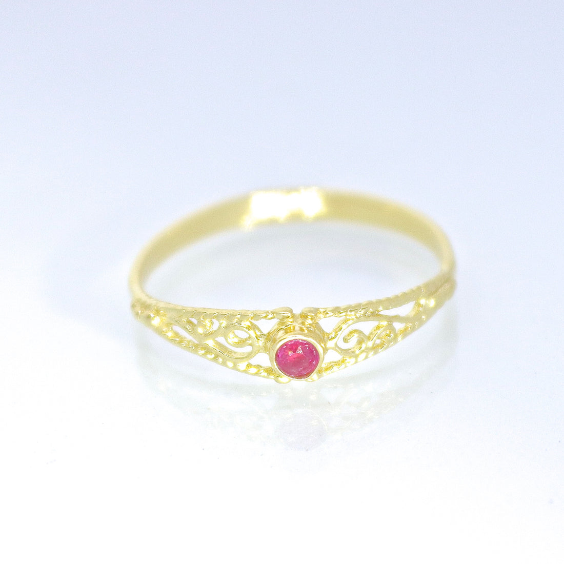 טבעת זהב 14 קראט פיליגרן דקה משובצת רובי