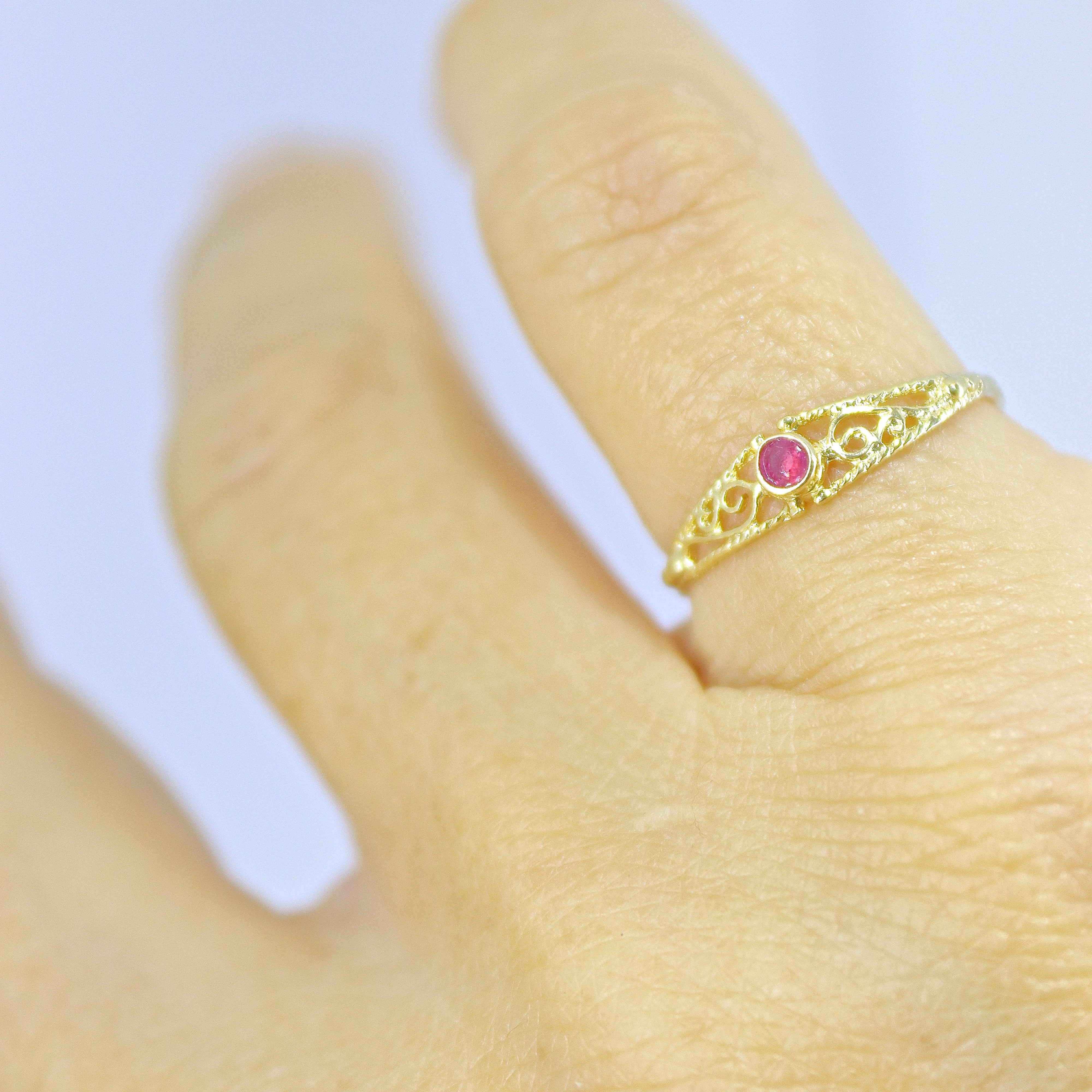 טבעת זהב 14 קראט פיליגרן דקה משובצת רובי