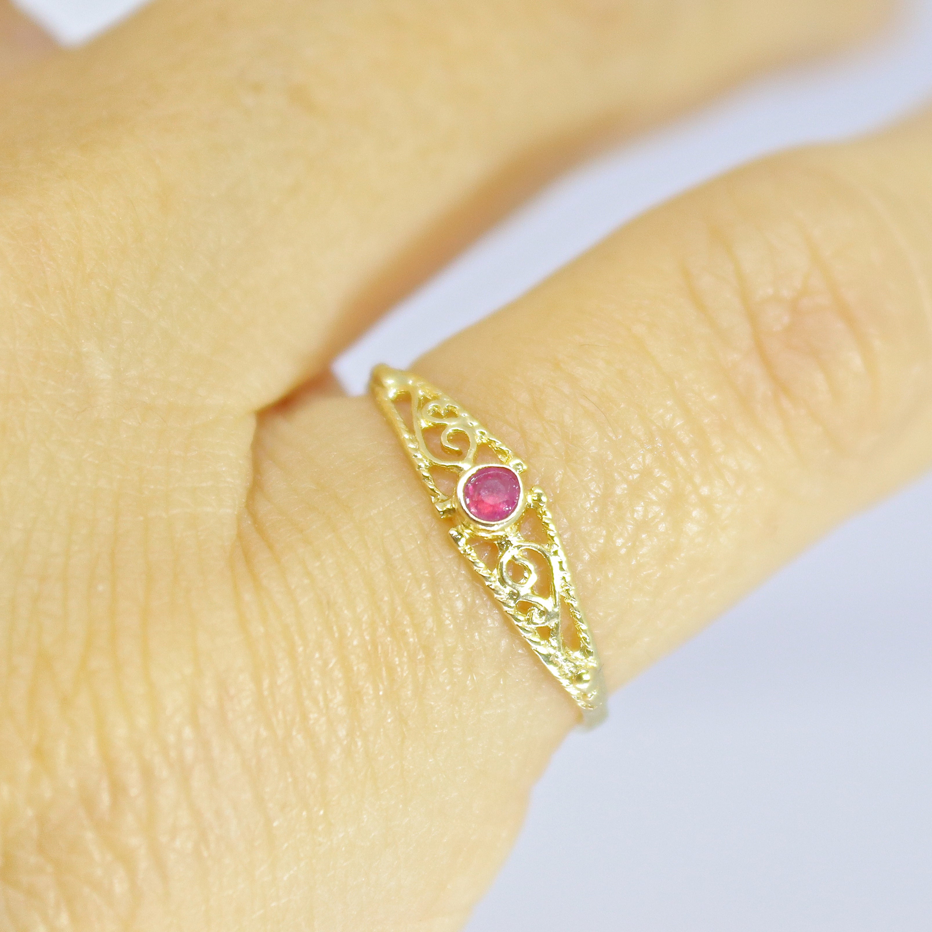 טבעת זהב 14 קראט פיליגרן דקה משובצת רובי