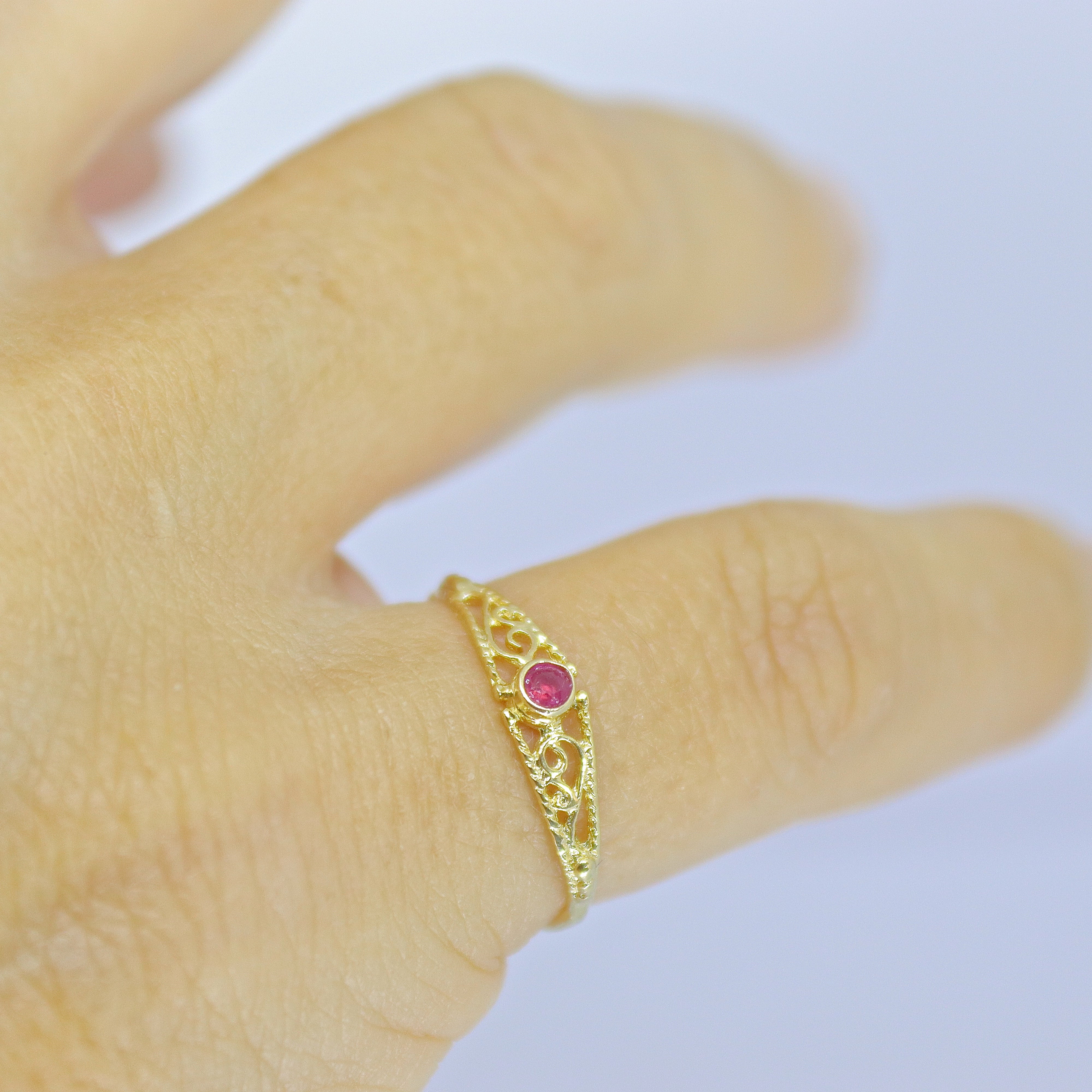 טבעת זהב 14 קראט פיליגרן דקה משובצת רובי