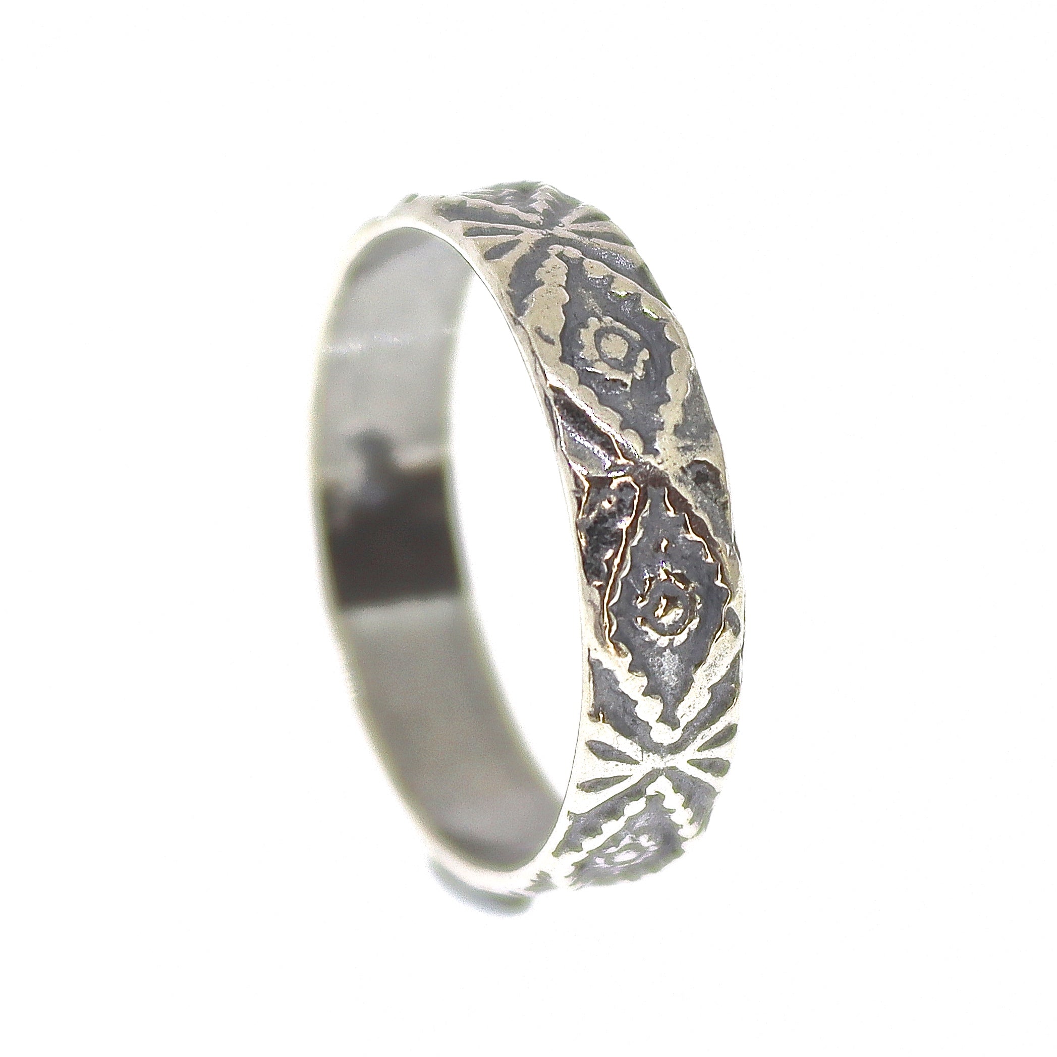 טבעת כסף רחבה עם טקסטורה