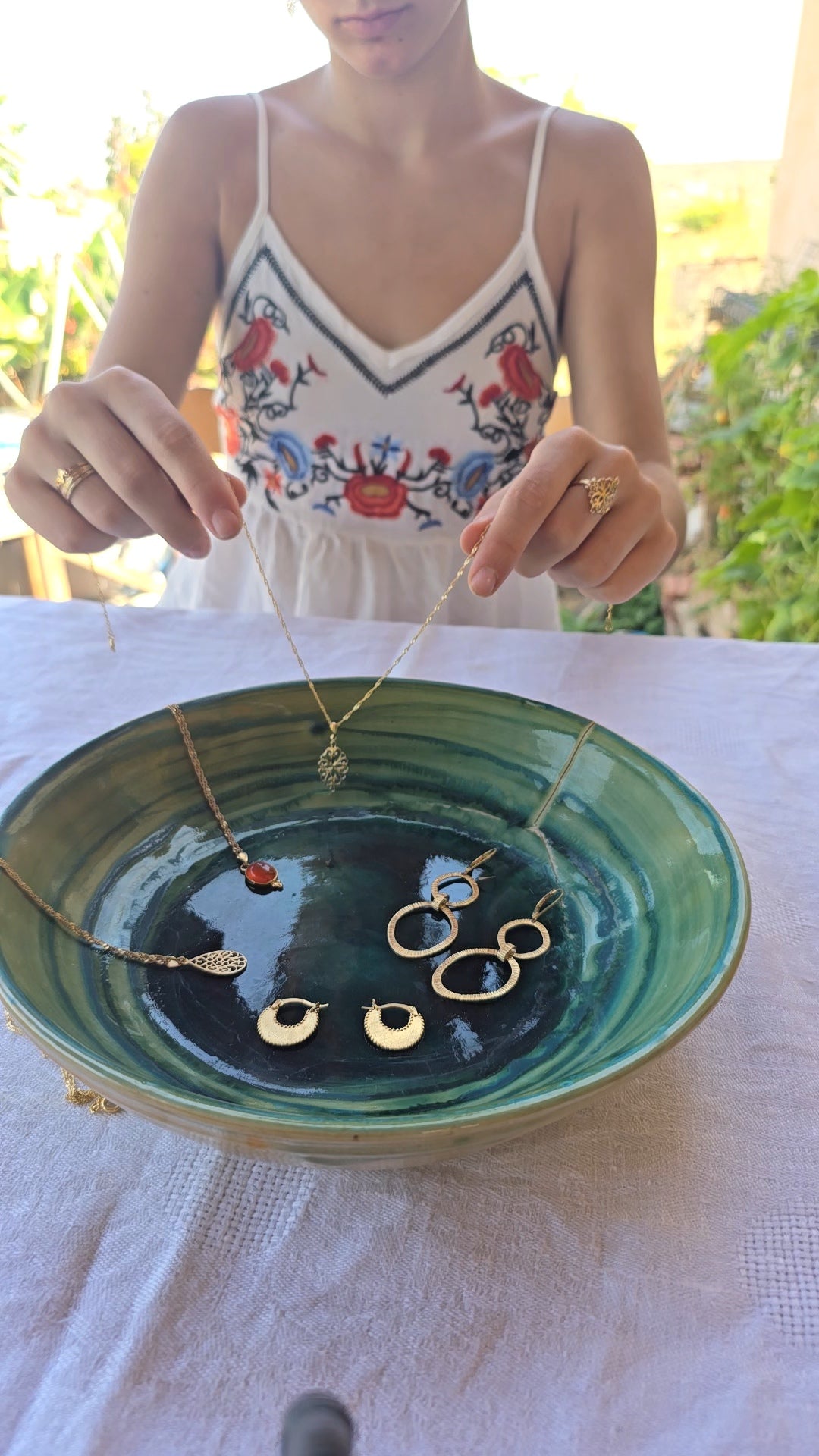 עגילים ארוכים שני חישוקים מחוברים מרוקעים ציפוי זהב