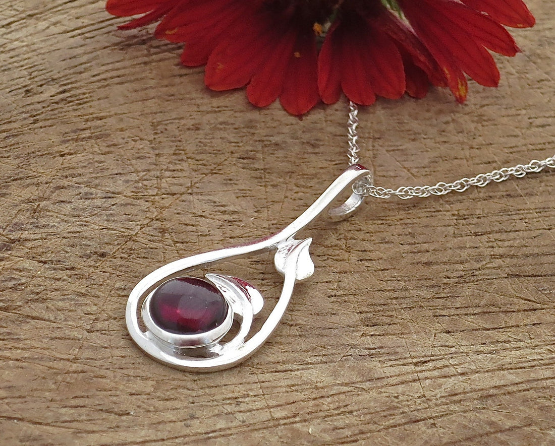 שרשרת תליון טיפת עלי כסף משובצים בגרנט, מתנה לה