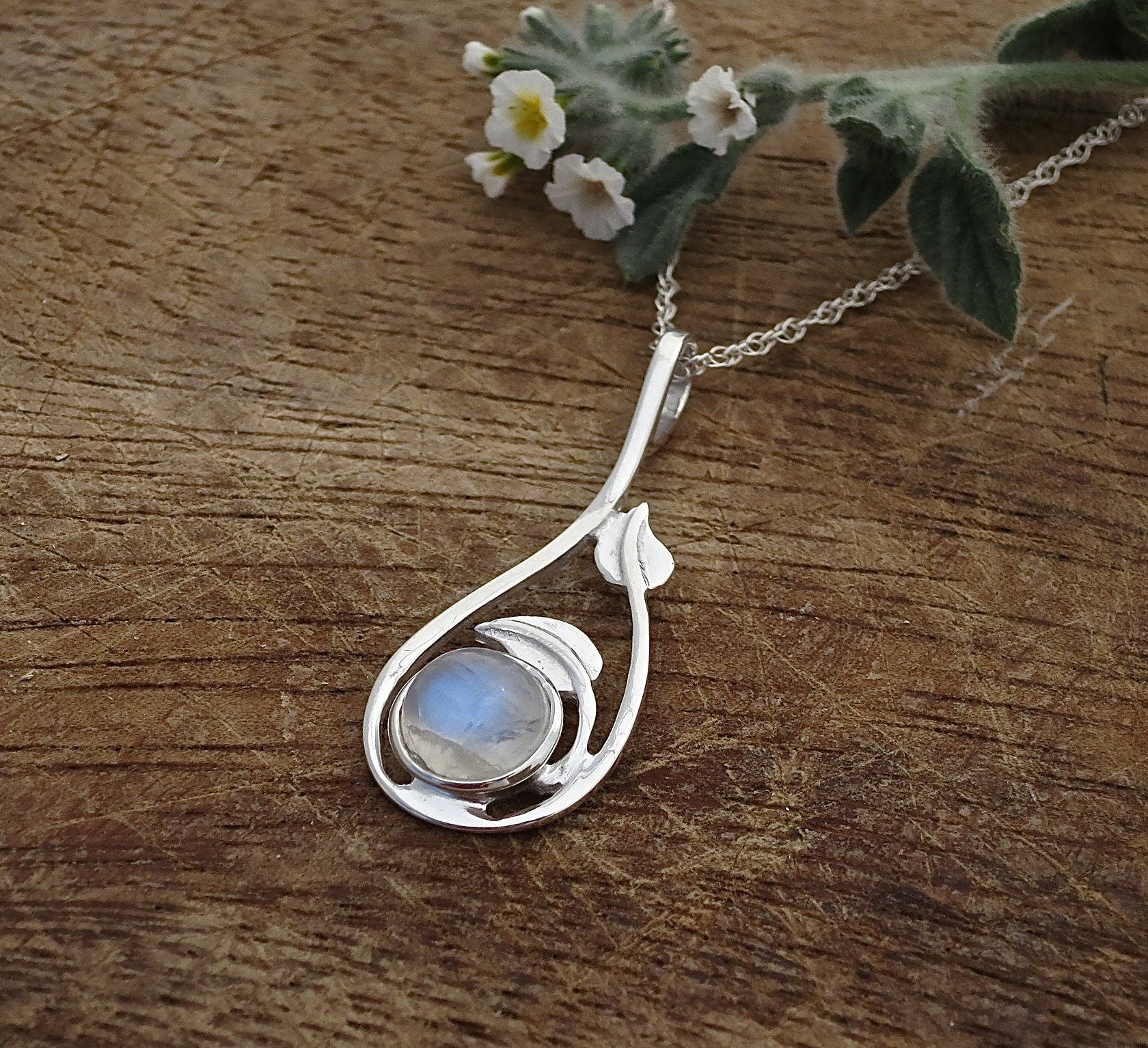 שרשרת תליון כסף סטרלינג אבן ירח - עיצוב עלים בעבודת יד