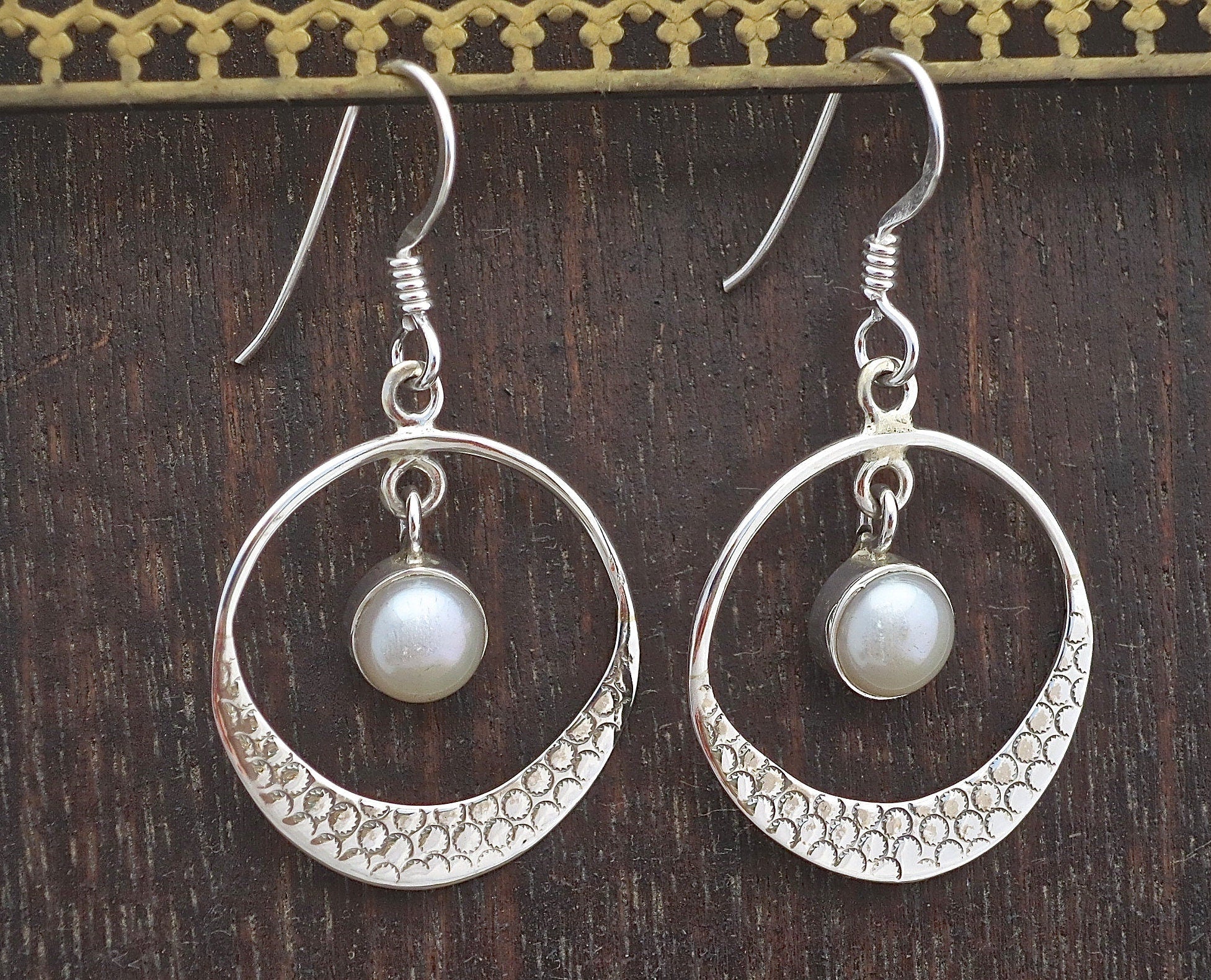 עגילי כסף פנינה 925 תלויים, עגילי חישוק מכסף מרוקעים, עגילי בוהו, עגילי כסף עם טקסטורה