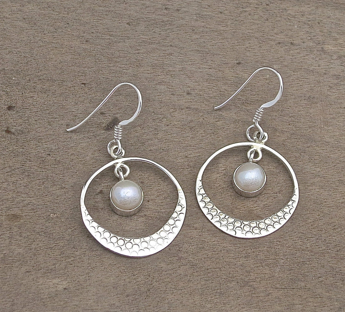 עגילי כסף פנינה 925 תלויים, עגילי חישוק מכסף מרוקעים, עגילי בוהו, עגילי כסף עם טקסטורה