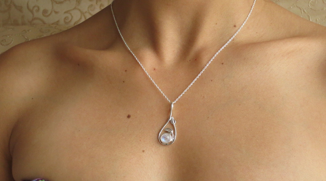 שרשרת תליון כסף סטרלינג אבן ירח - עיצוב עלים בעבודת יד