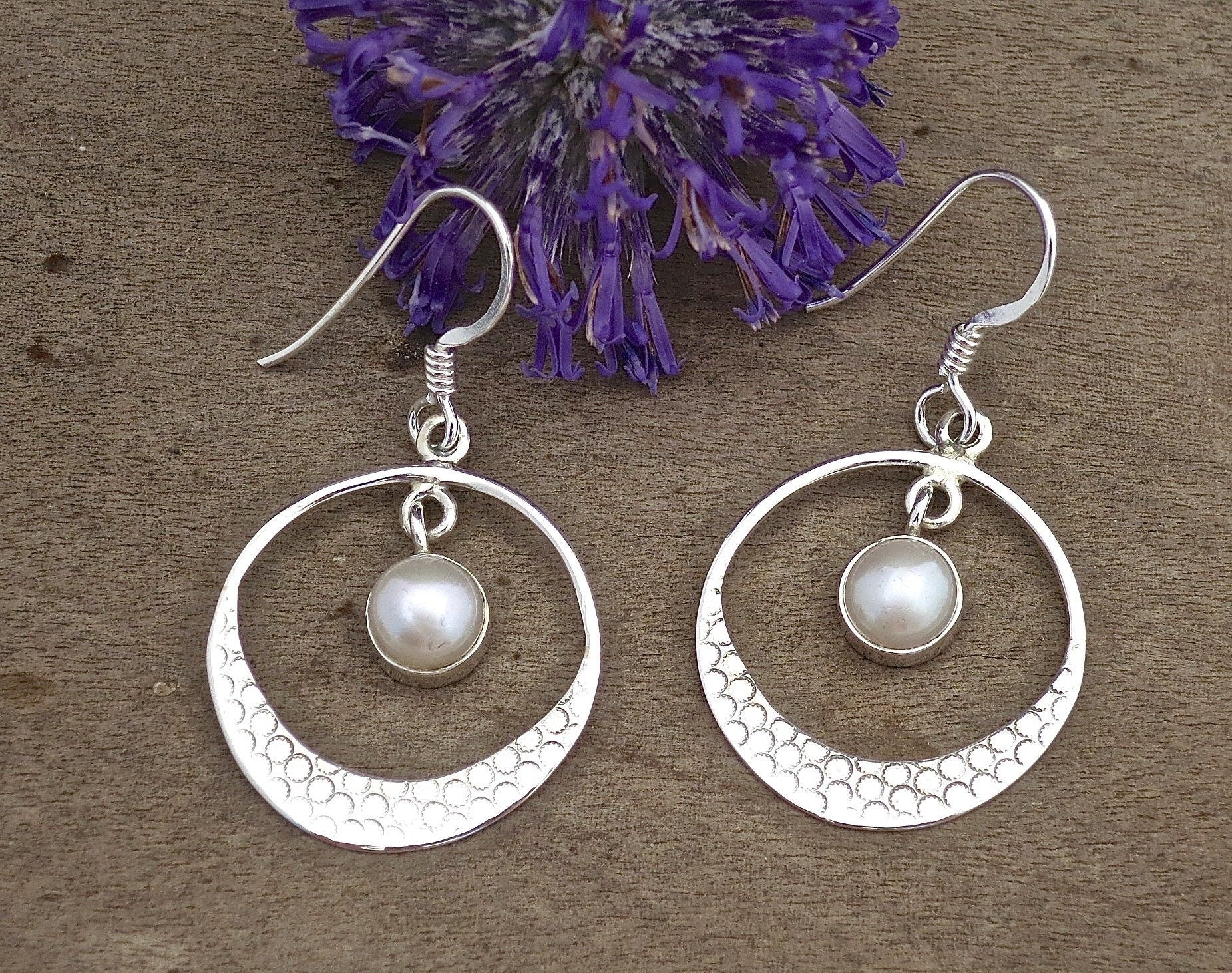 עגילי כסף פנינה 925 תלויים, עגילי חישוק מכסף מרוקעים, עגילי בוהו, עגילי כסף עם טקסטורה