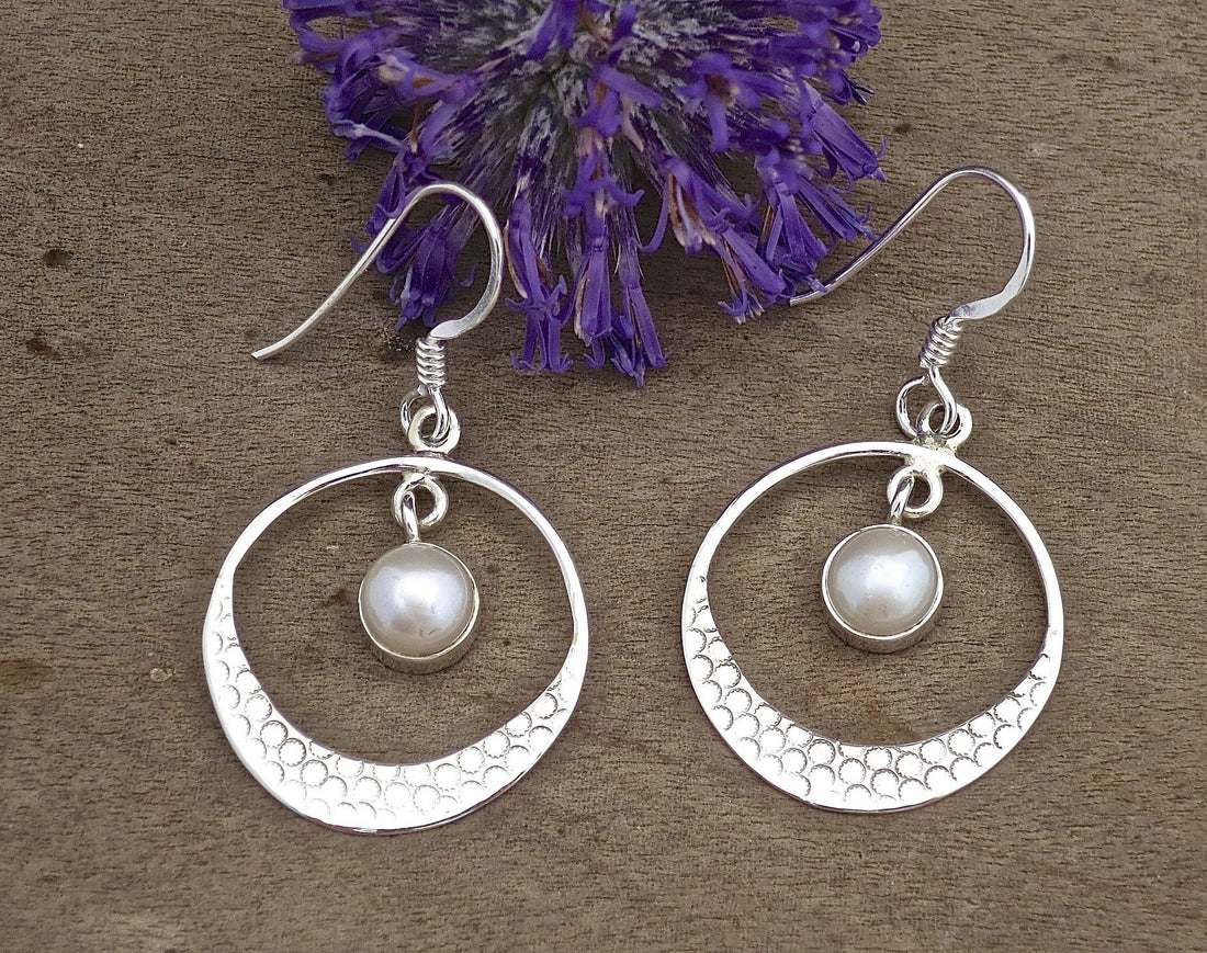 עגילי כסף פנינה 925 תלויים, עגילי חישוק מכסף מרוקעים, עגילי בוהו, עגילי כסף עם טקסטורה