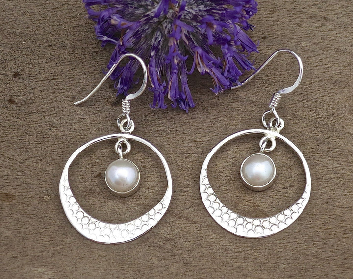 עגילי כסף פנינה 925 תלויים, עגילי חישוק מכסף מרוקעים, עגילי בוהו, עגילי כסף עם טקסטורה