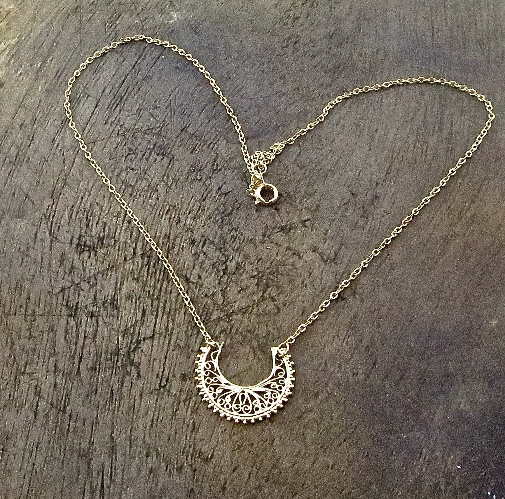 שרשרת סהר פיליגרן: תכשיטים בוהמיים מצופים זהב 14 קראט