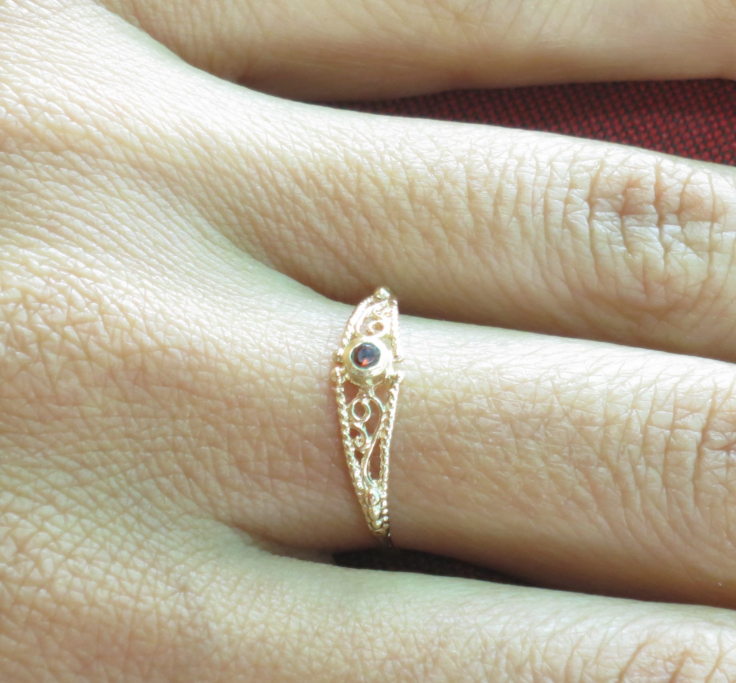 טבעת זהב 14 קראט מלאה פיליגרן דקה משובצת זהב גרנט