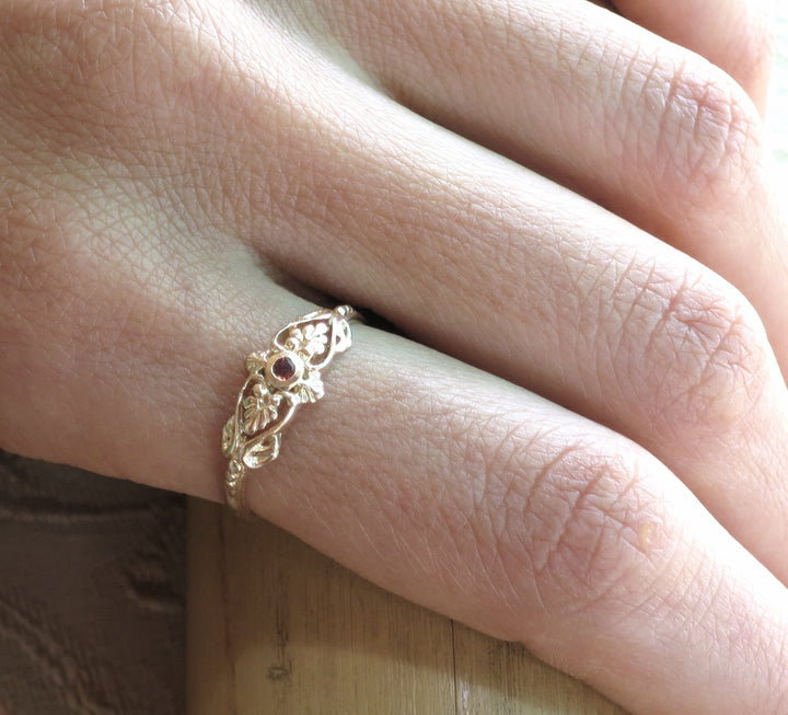 טבעת זהב מלא 14 קראט משובצת גארנט, טבעת זהב בסגנון ויקטוריאני, טבעות וינטג', טבעת סטייטמנט, טבעת גארנט