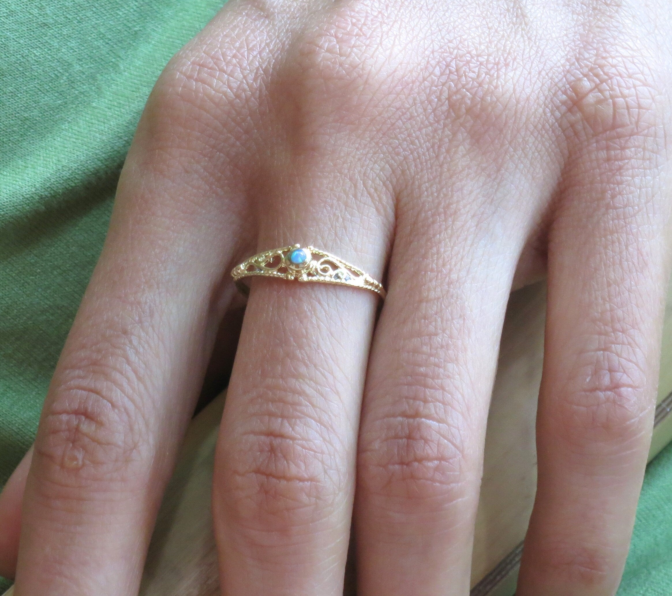 טבעת פיליגרן מזהב 14 קראט משובצת אמרלד