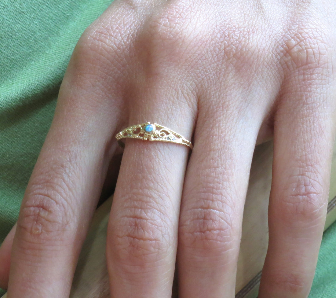 טבעת אופל מזהב מלא 14 קראט, טבעת זהב עם אבן כחולה פיליגרן