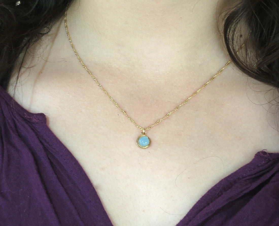 תליון שרשרת קטן משובץ אקוומרין מזהב 14 קראט, שרשרת אבן כחולה