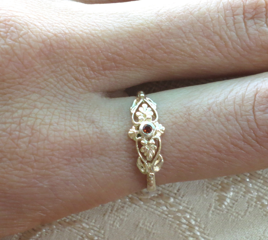 טבעת זהב מלא 14 קראט משובצת גארנט, טבעת זהב בסגנון ויקטוריאני, טבעות וינטג', טבעת סטייטמנט, טבעת גארנט