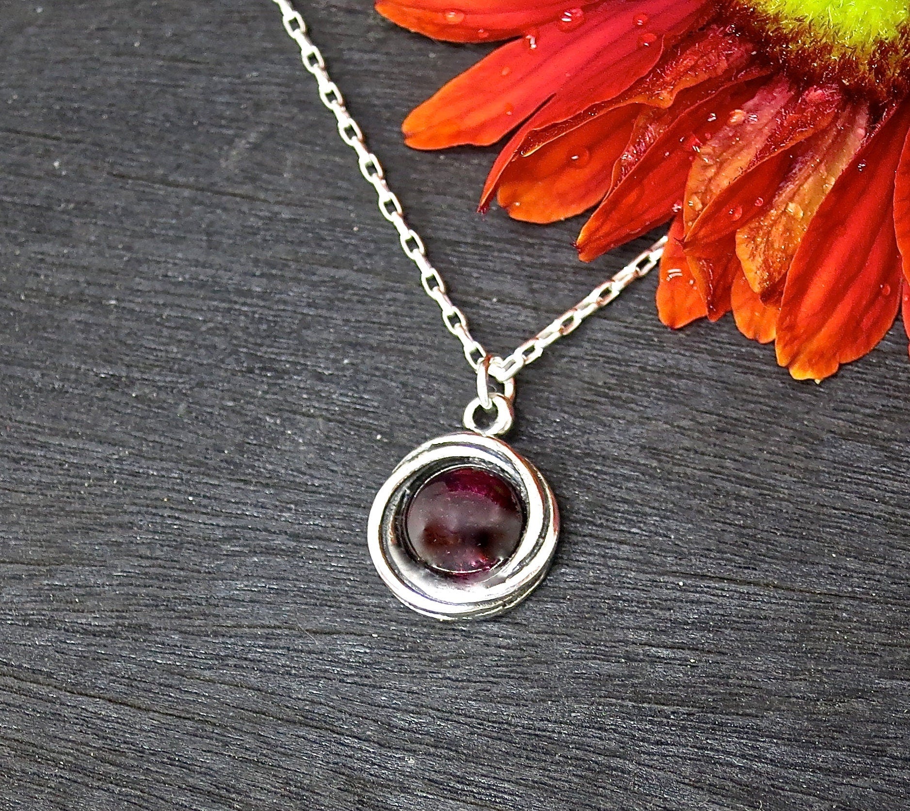 תליון שרשרת כסף סטרלינג קטן משובץ גרנט