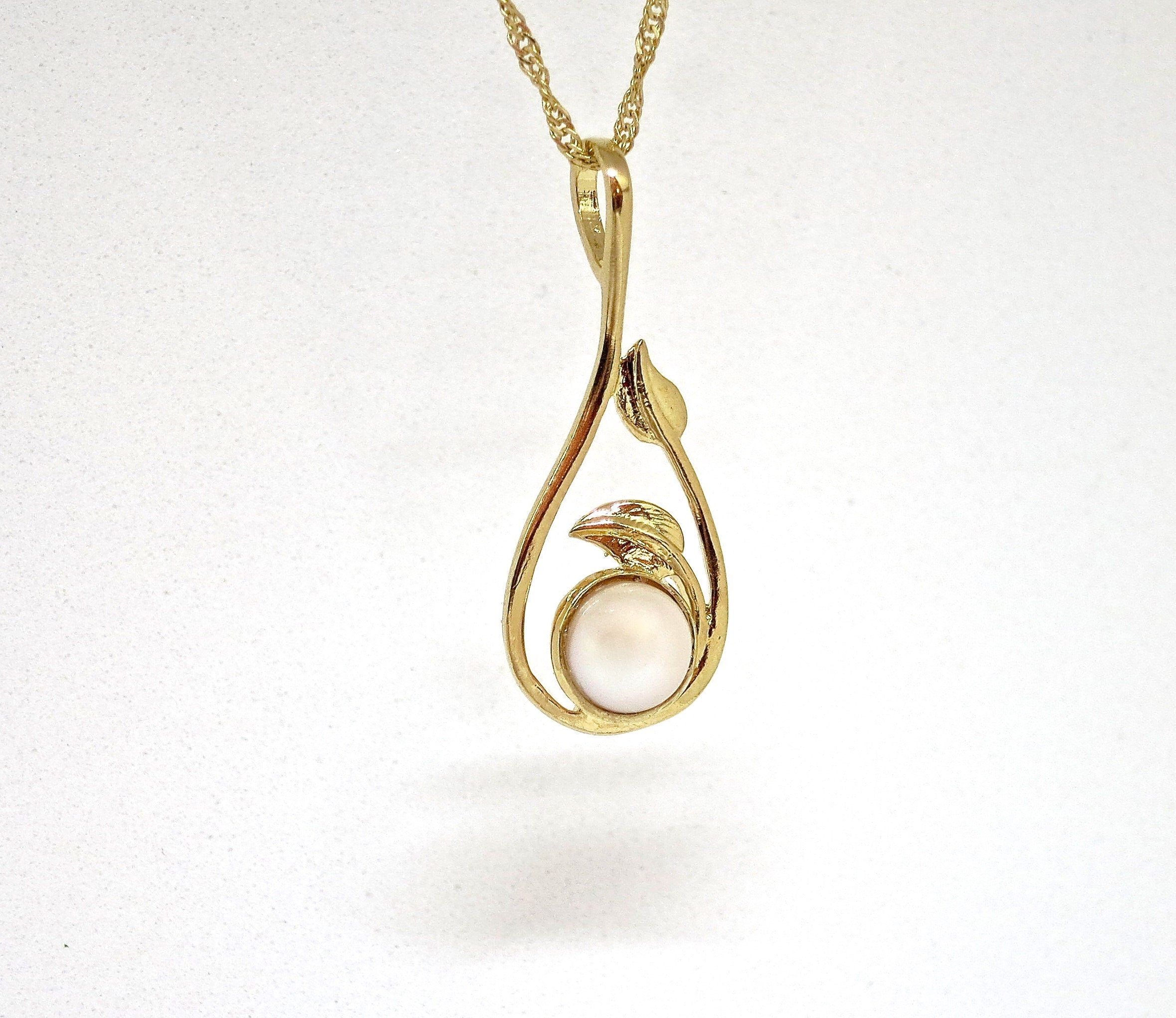 שרשרת תליון עלה בעבודת יד מזהב 14 קראט