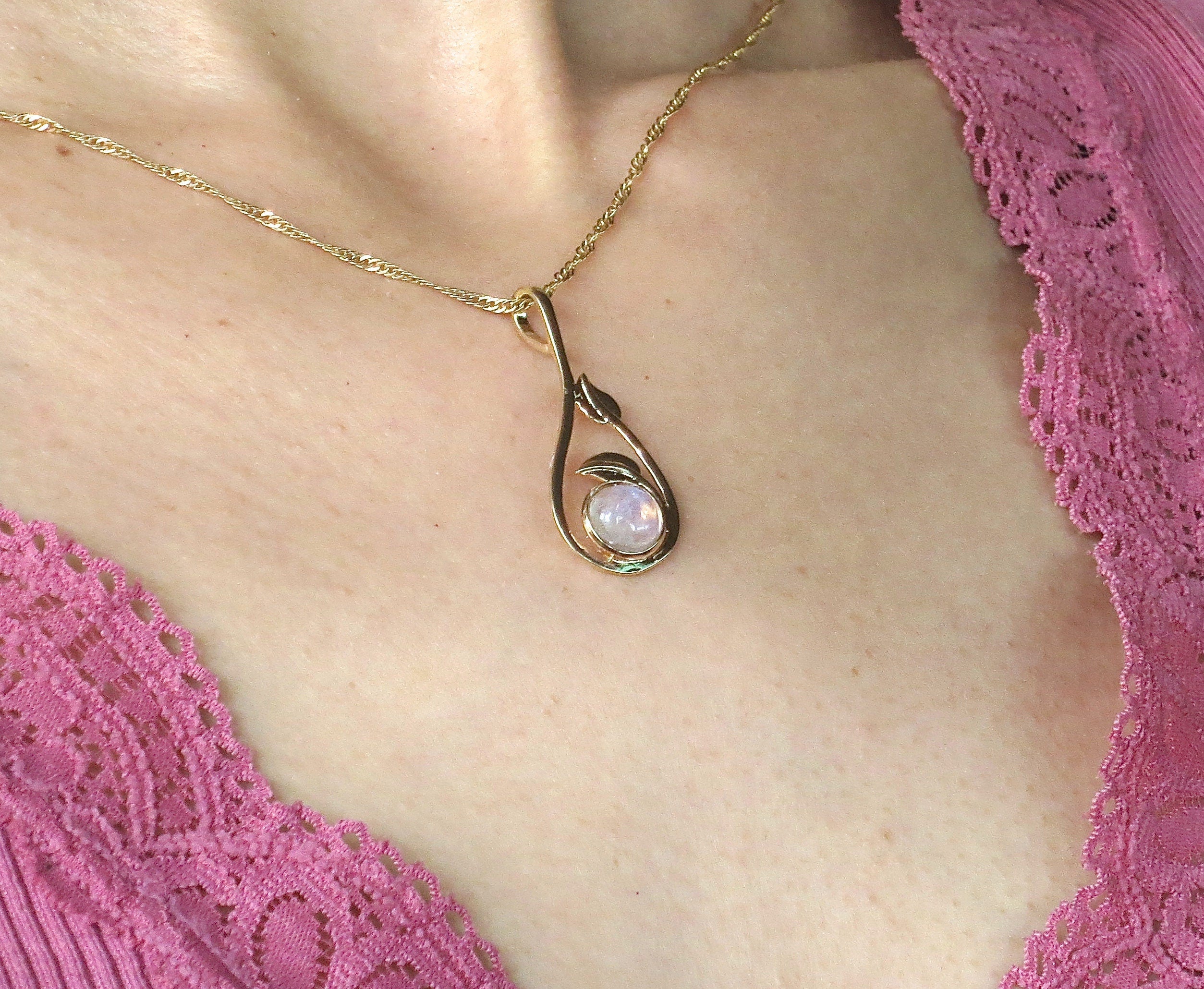 שרשרת תליון עלה בעבודת יד משובצת באבן ירח מזהב 14 קראט