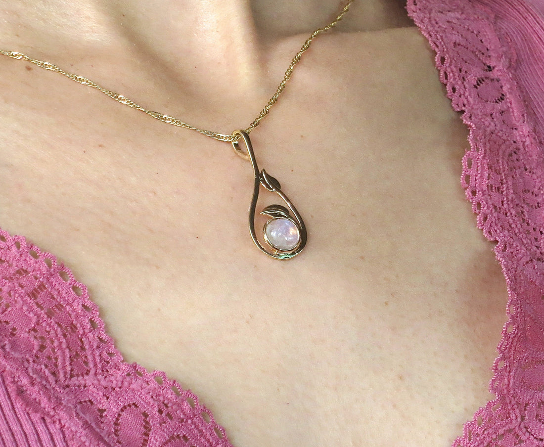 שרשרת תליון עלה בעבודת יד משובצת באבן ירח מזהב 14 קראט